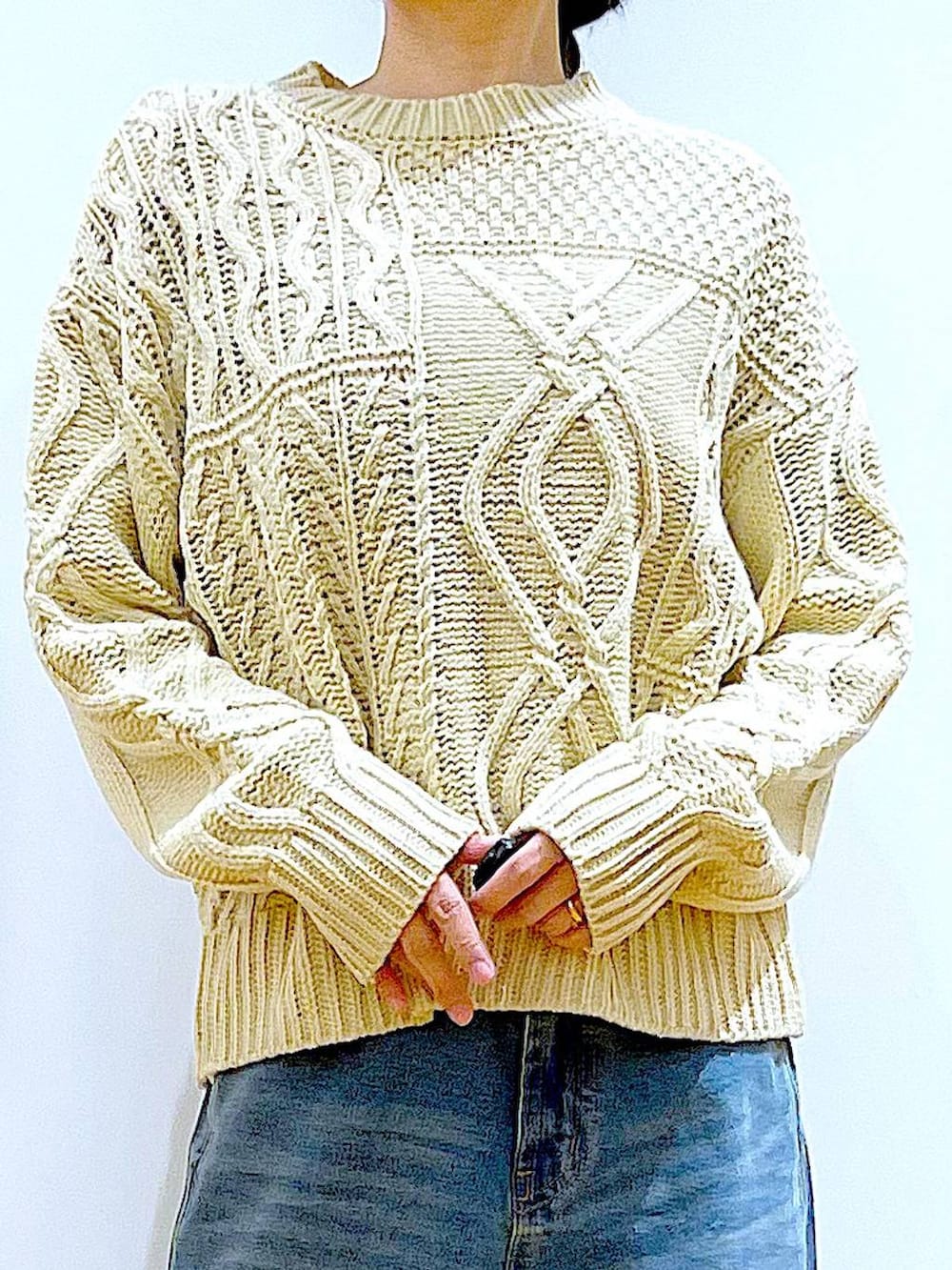 その他のトートバッグ、ブルー系のデニムパンツ、ベージュ系のブーツを着用したレディースの冬コーディネートの7枚目の写真