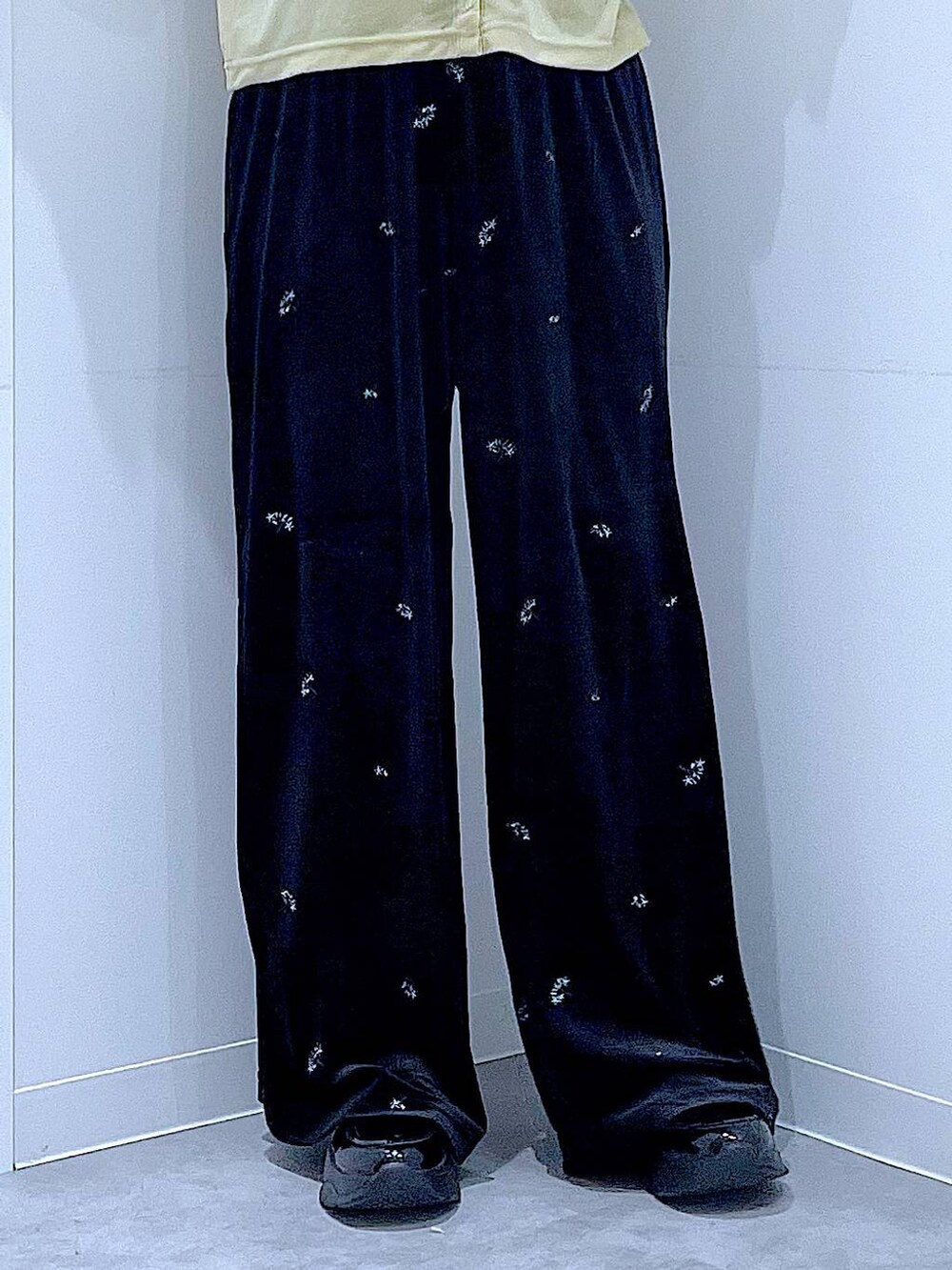 シルバー系のショルダーバッグ、ブラック系のローファー、イエロー系のTシャツ/カットソーを着用したレディースの秋コーディネートの8枚目の写真