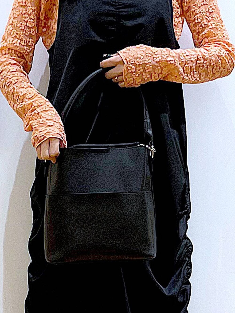 ブラック系のワンピース、ブラック系のショルダーバッグ、ブラック系のパンプスを着用したレディースの春コーディネートの9枚目の写真