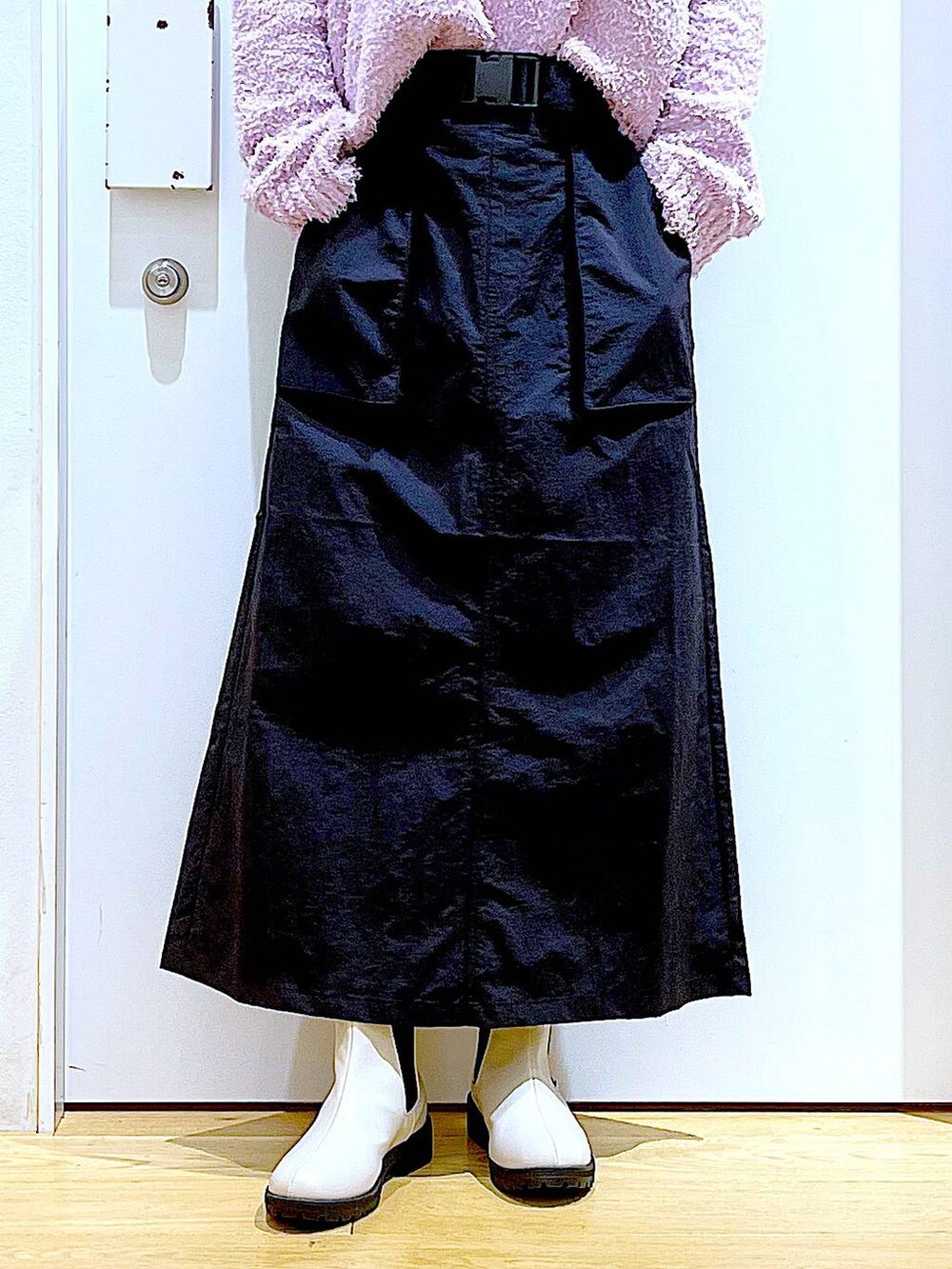 パープル系のニット/セーター、ベージュ系のブーツ、その他のショルダーバッグを着用したレディースの冬コーディネートの8枚目の写真