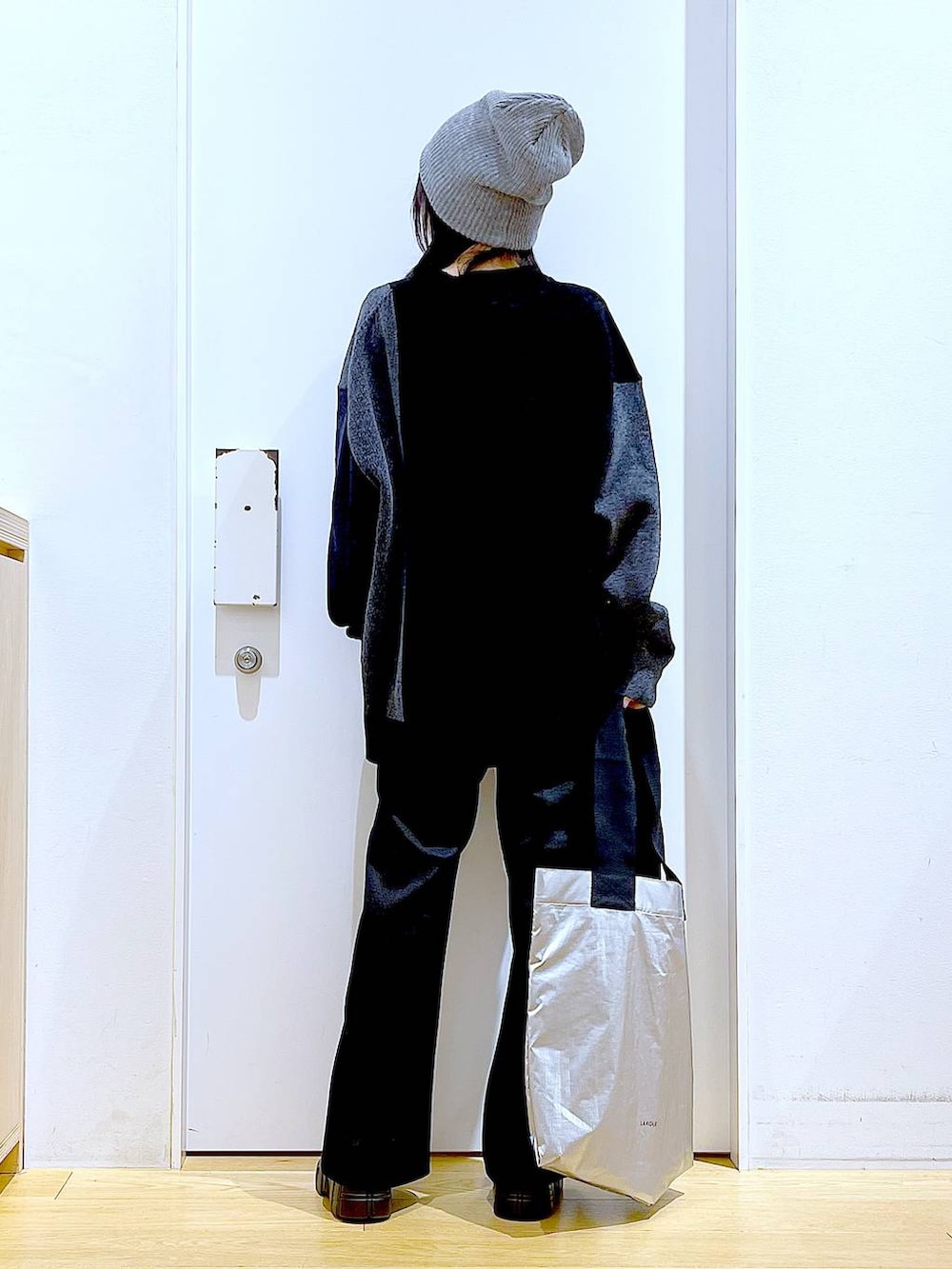 グレー系のニット/セーター、ブラック系のブーツ、ブラック系のその他パンツを着用したレディースの冬コーディネートの5枚目の写真