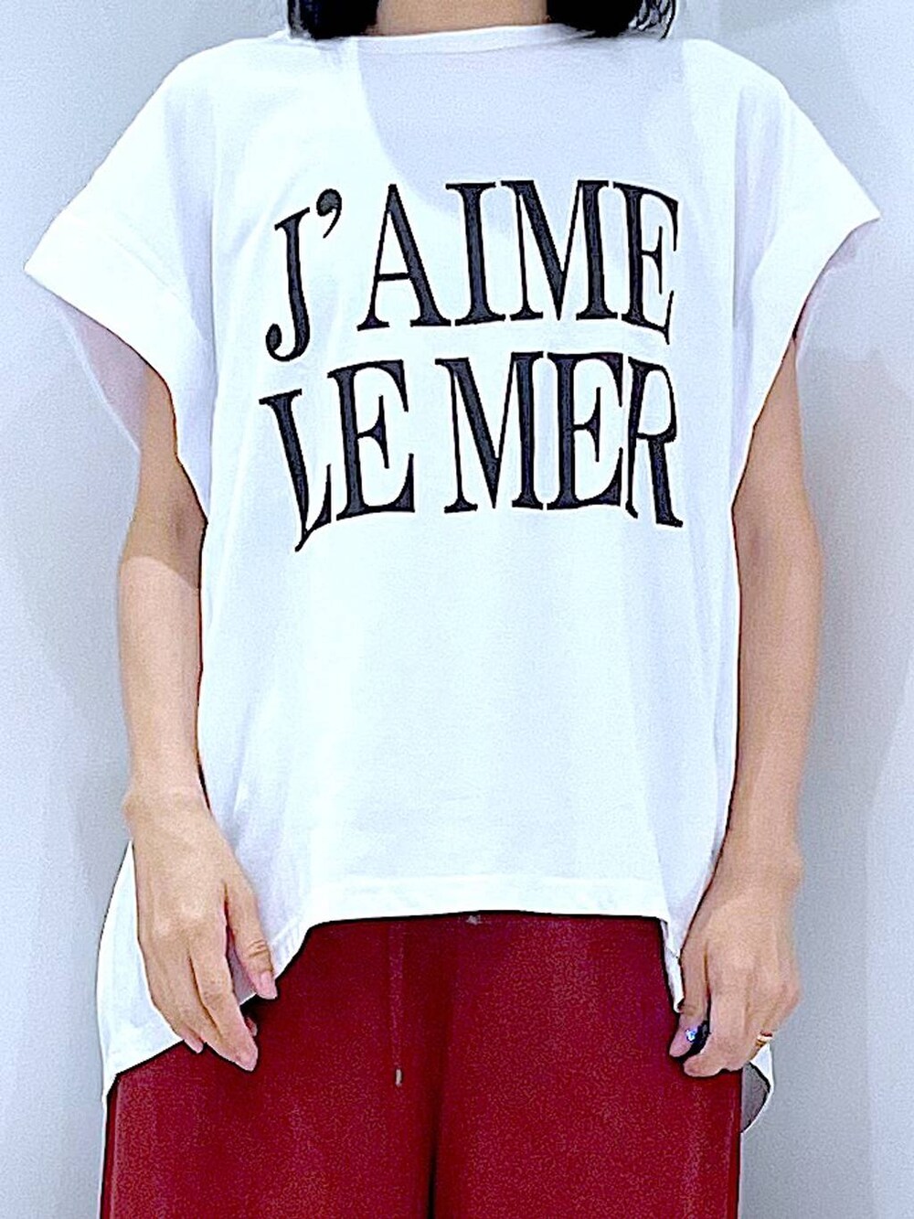 ホワイト系のTシャツ/カットソー、ブラック系のトートバッグ、ブラウン系のその他パンツを着用したレディースの夏コーディネートの7枚目の写真