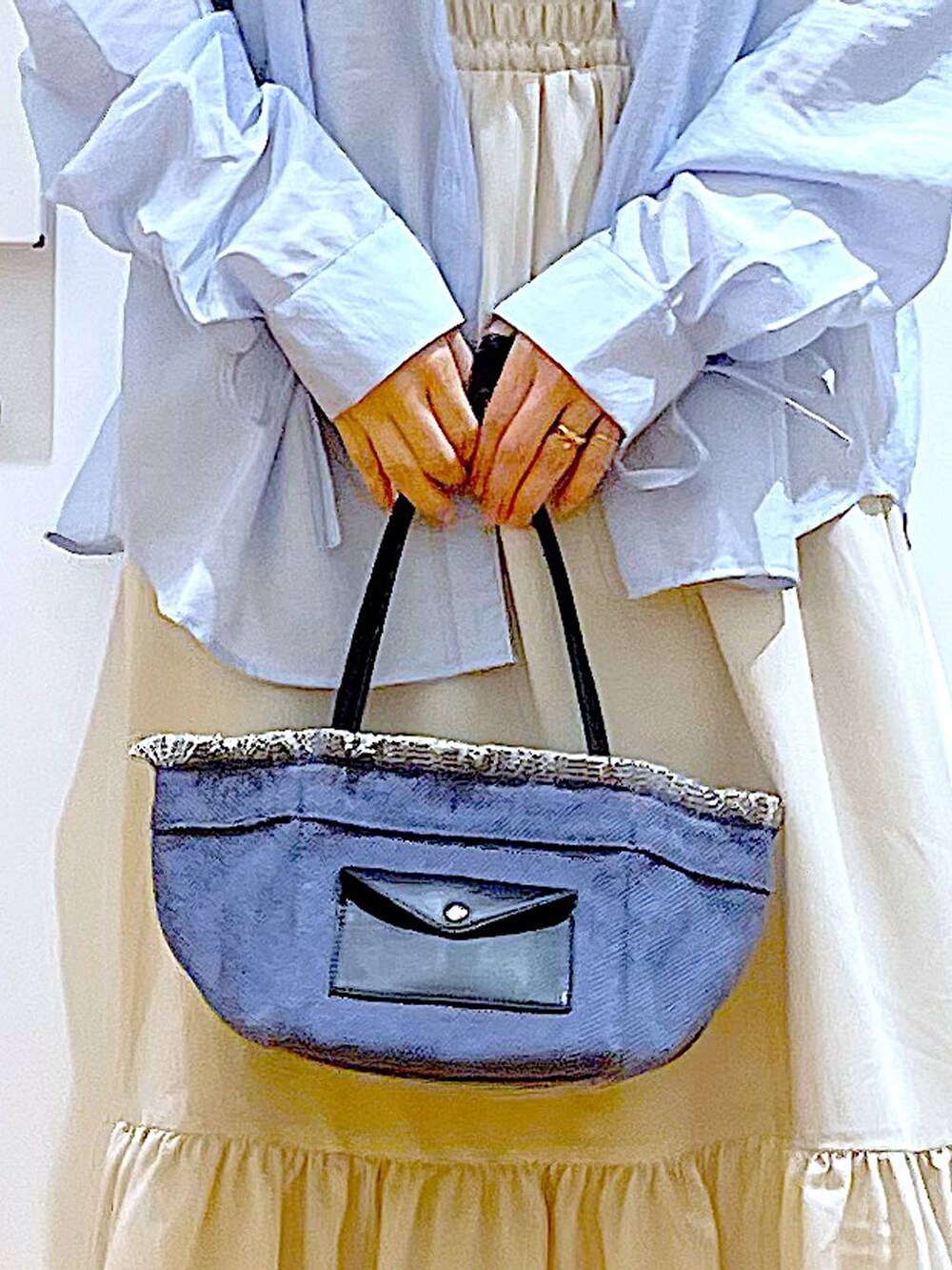 シルバー系のパンプス、ブルー系のショルダーバッグ、ブルー系のシャツ/ブラウスを着用したレディースの春コーディネートの9枚目の写真