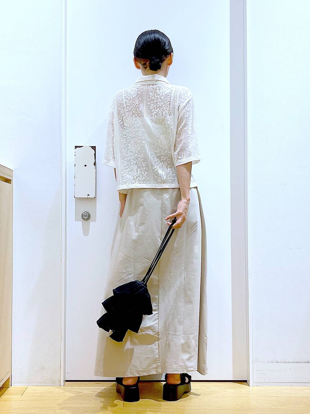 ブラック系のサンダル、ベージュ系のシャツ/ブラウス、ベージュ系のスカートを着用したレディースの夏コーディネートの5枚目の写真