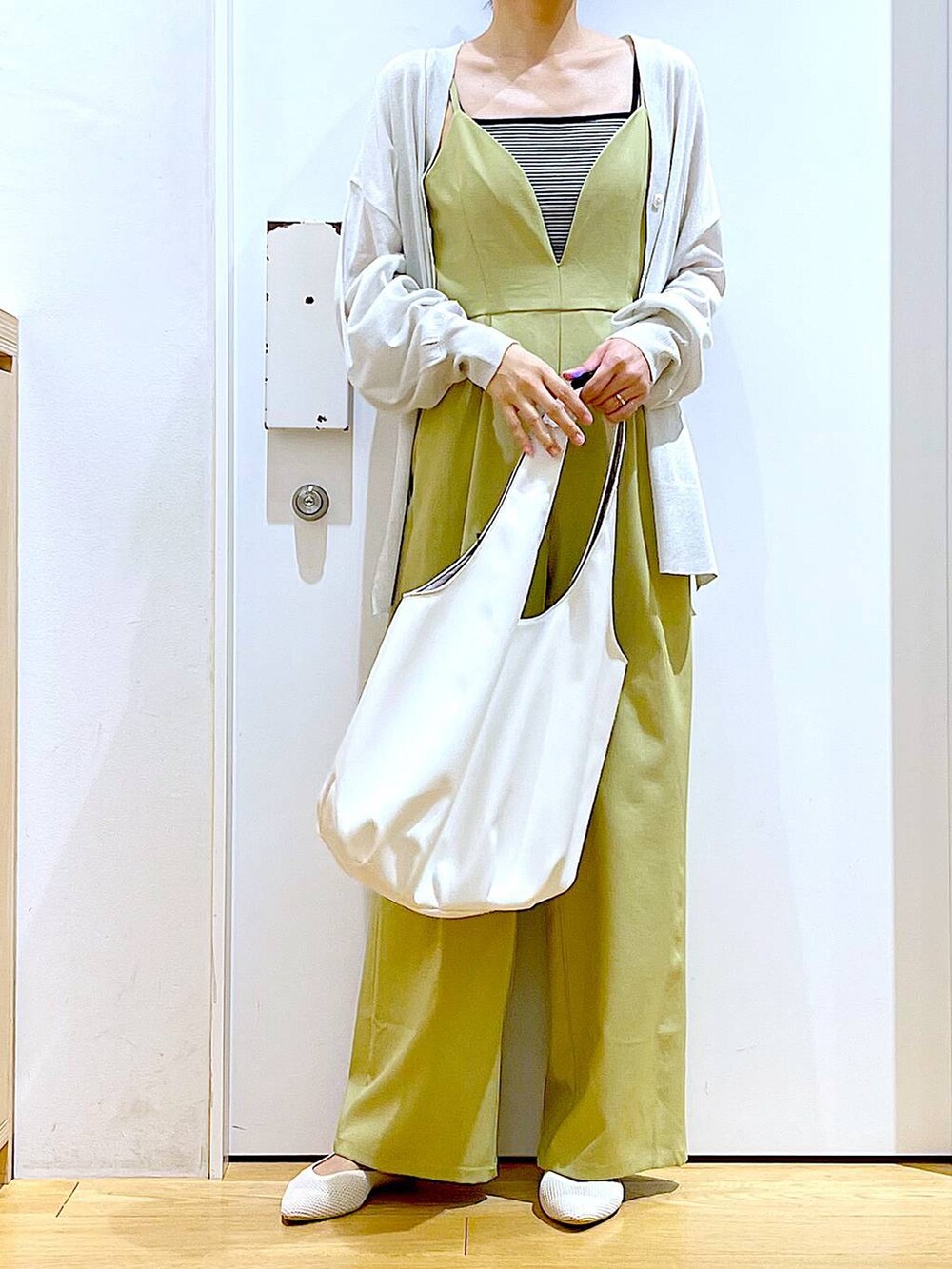 「リラックス、若見え、ゆったり、休日コーデ、骨格ウェーブ、LAKOLE、カーディガン、夏コーデ、春コーデ、サロペット、カジュアル、デートコーデ、トートバッグ、フラットシューズ、キャミソール」｜「LAKOLEのフェイクレザーギャザートートバッグ / 105058（トートバッグ、ホワイト系）」を使った、あおき@LAKOLE海老名さん（レディース・156cm）の春コーディネートの6枚目の写真
