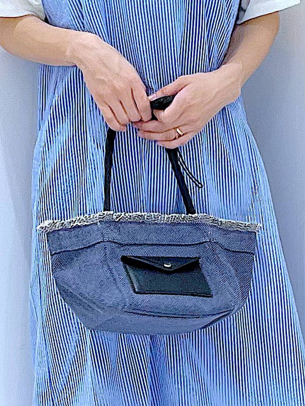 ブルー系のショルダーバッグ、ブラック系のサンダル、ホワイト系のTシャツ/カットソーを着用したレディースの夏コーディネートの9枚目の写真