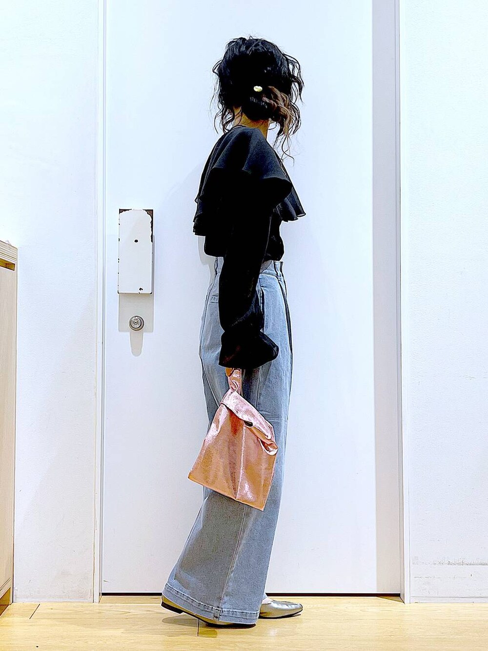 ブルー系のデニムパンツ、ピンク系のショルダーバッグ、その他のパンプスを着用したレディースの春コーディネートの4枚目の写真