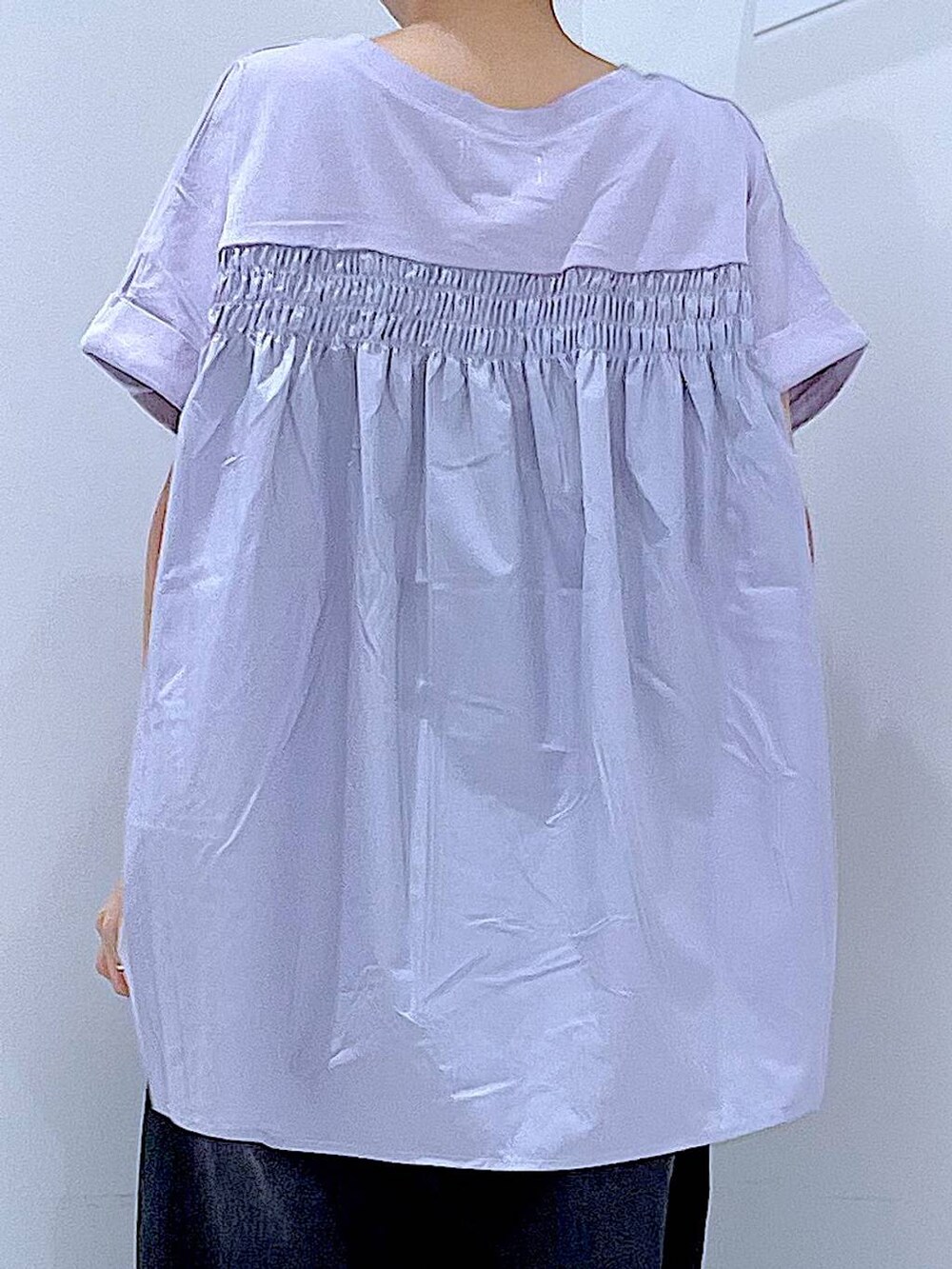 ブラック系のデニムパンツ、ブラック系のスニーカー、パープル系のTシャツ/カットソーを着用したレディースの夏コーディネートの7枚目の写真