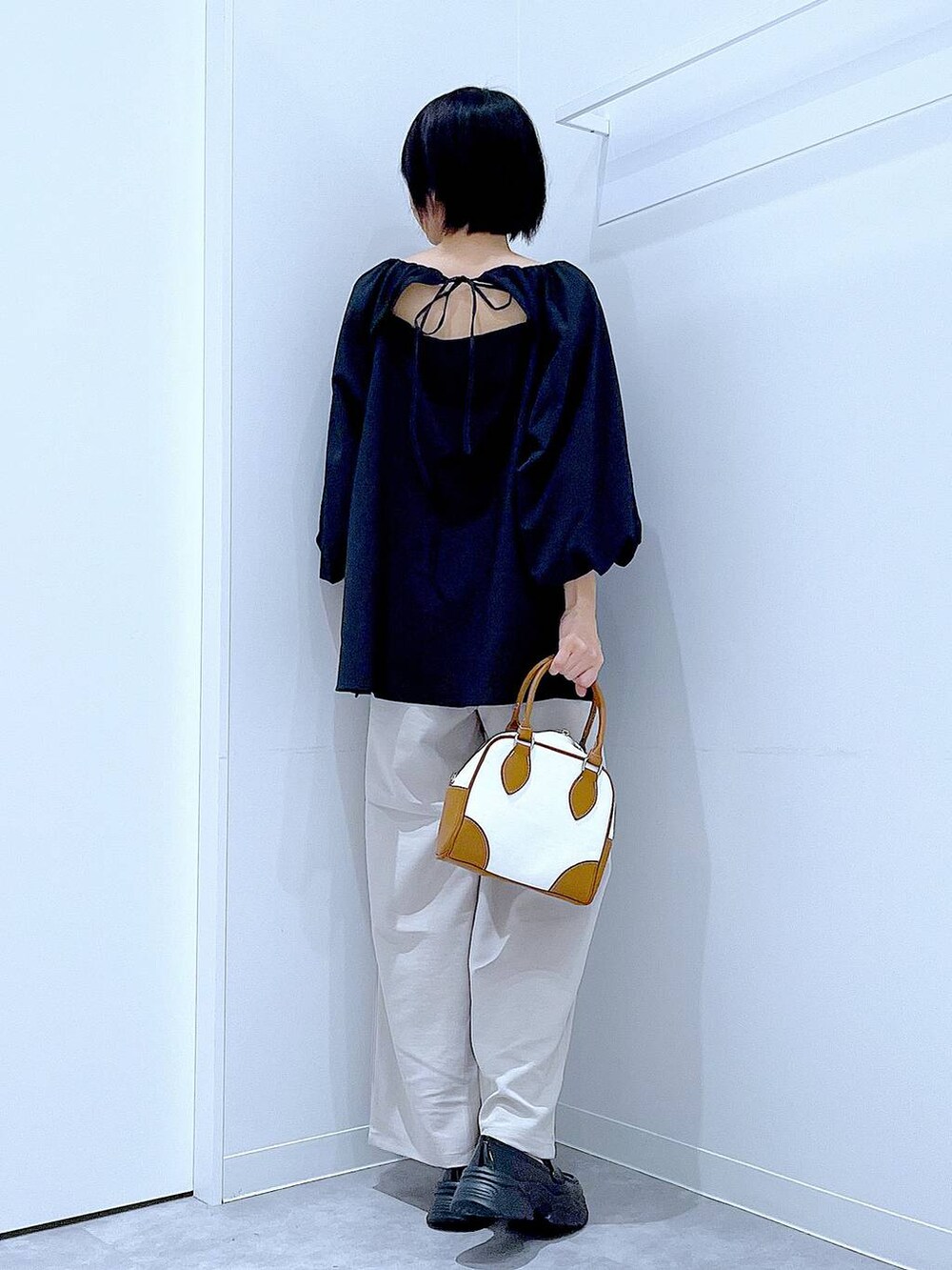 ベージュ系のその他パンツ、ブラック系のローファー、ブラック系のシャツ/ブラウスを着用したレディースの秋コーディネートの5枚目の写真