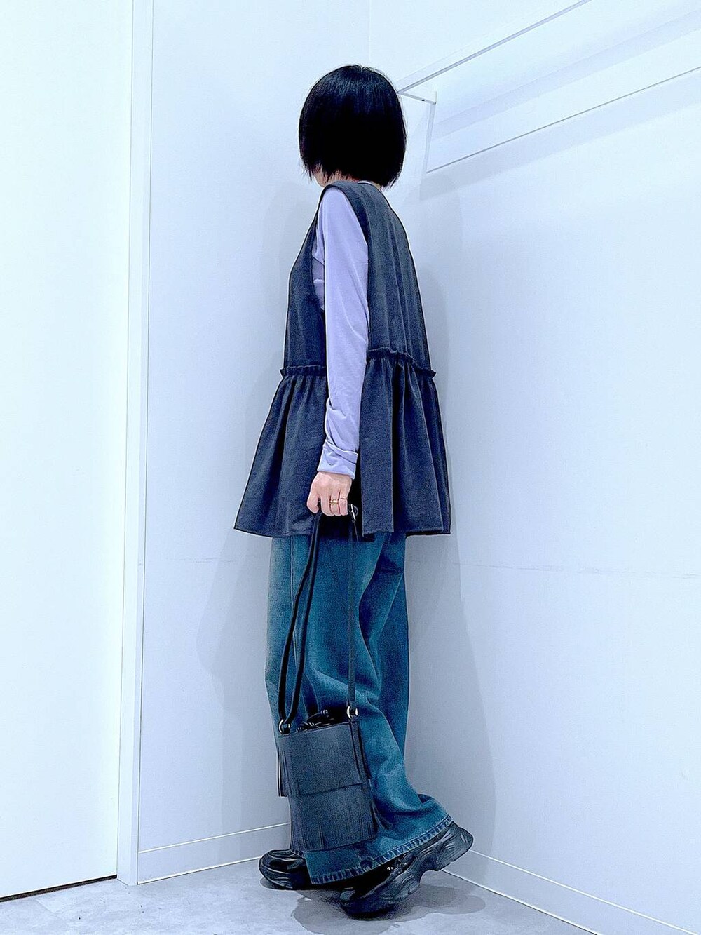 パープル系のTシャツ/カットソー、ブラック系のローファー、ブラック系のショルダーバッグを着用したレディースの秋コーディネートの3枚目の写真