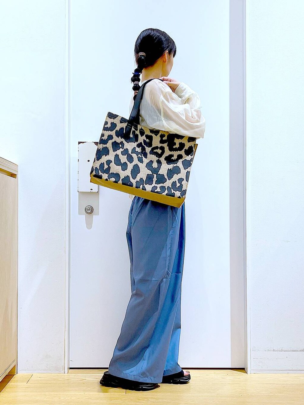 ブラック系のサンダル、ベージュ系のブルゾン、ブラック系のTシャツ/カットソーを着用したレディースの夏コーディネートの4枚目の写真