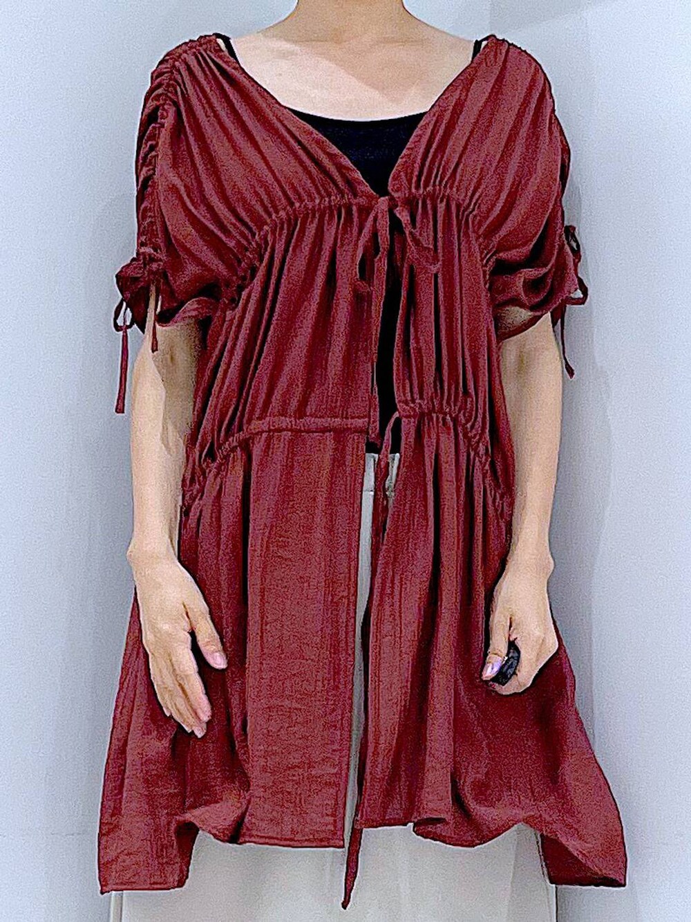 ブラック系のサンダル、ベージュ系のスカート、ブラック系のショルダーバッグを着用したレディースの秋コーディネートの7枚目の写真