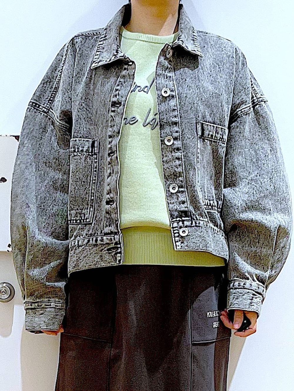 ブラック系のショルダーバッグ、シルバー系のローファー、ブラック系のデニムジャケットを着用したレディースの春コーディネートの7枚目の写真