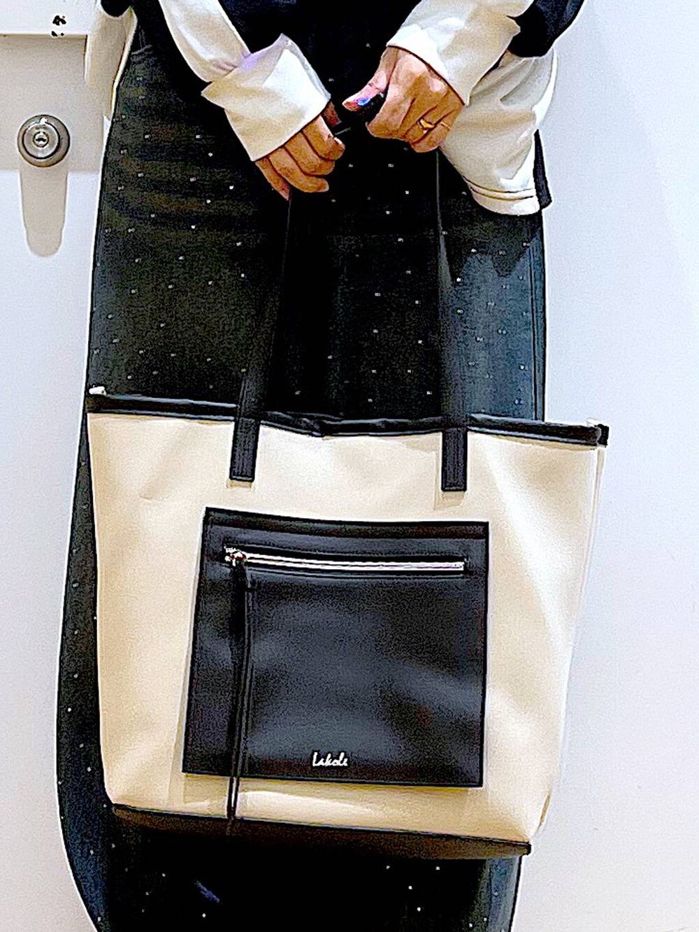 ベージュ系のブーツ、ホワイト系のトートバッグ、ブラック系のTシャツ/カットソーを着用したレディースの秋コーディネートの9枚目の写真