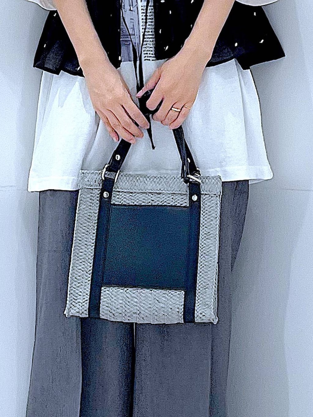 グレー系のショルダーバッグ、ホワイト系のサンダル、ホワイト系のTシャツ/カットソーを着用したレディースの夏コーディネートの9枚目の写真