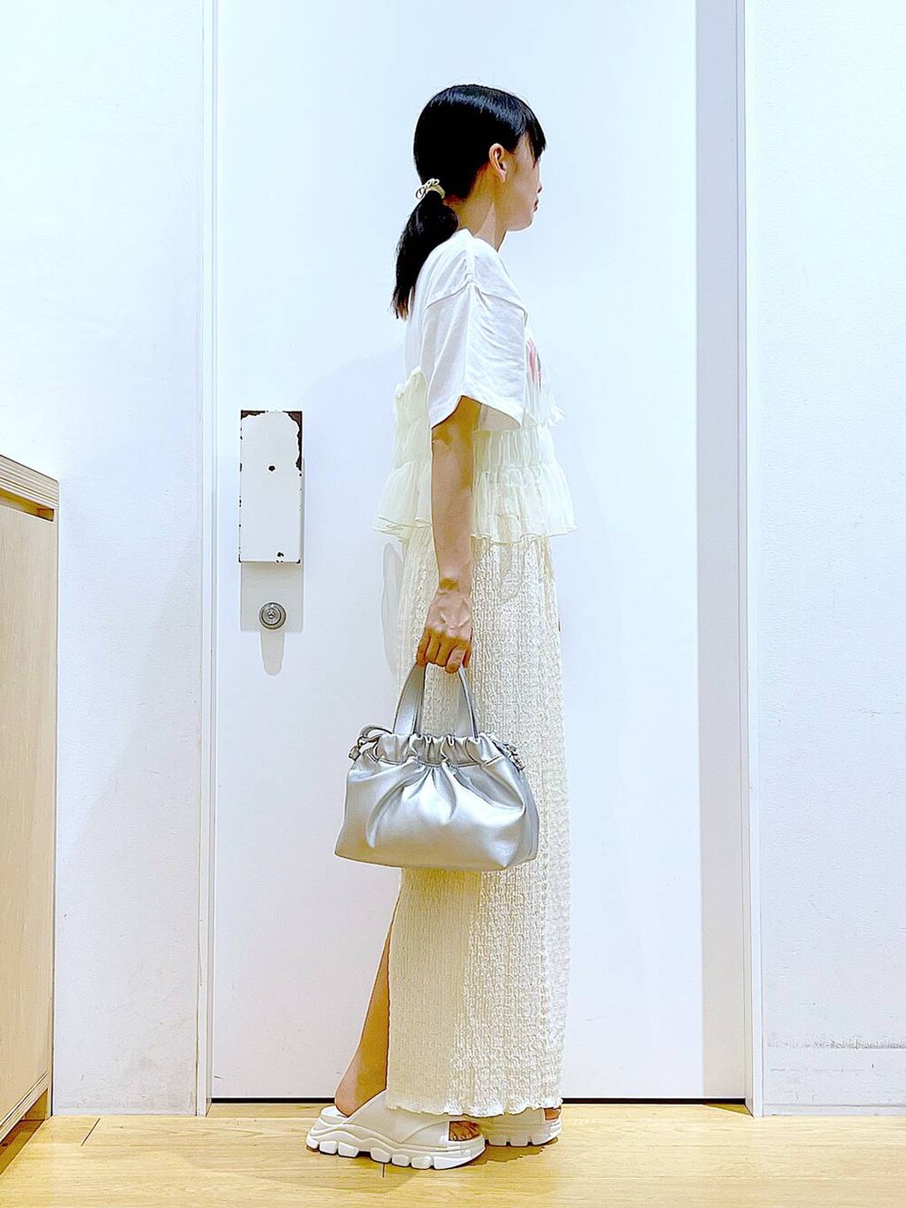 ホワイト系のサンダル、ホワイト系のTシャツ/カットソー、イエロー系のキャミソールを着用したレディースの夏コーディネートの4枚目の写真