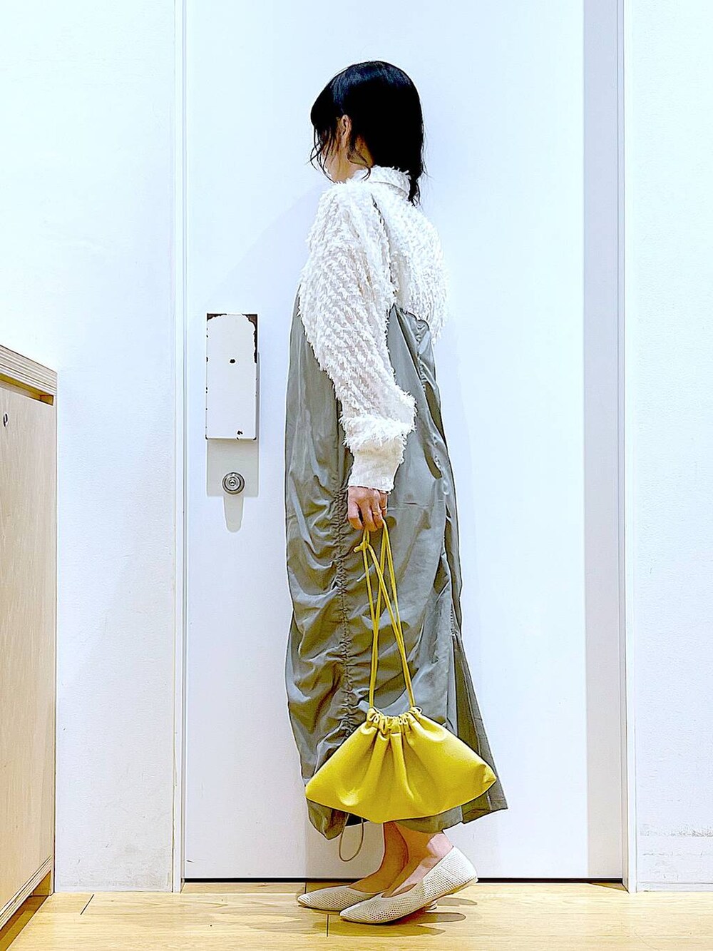 ホワイト系のシャツ/ブラウス、グリーン系のワンピース、イエロー系のショルダーバッグを着用したレディースの春コーディネートの3枚目の写真