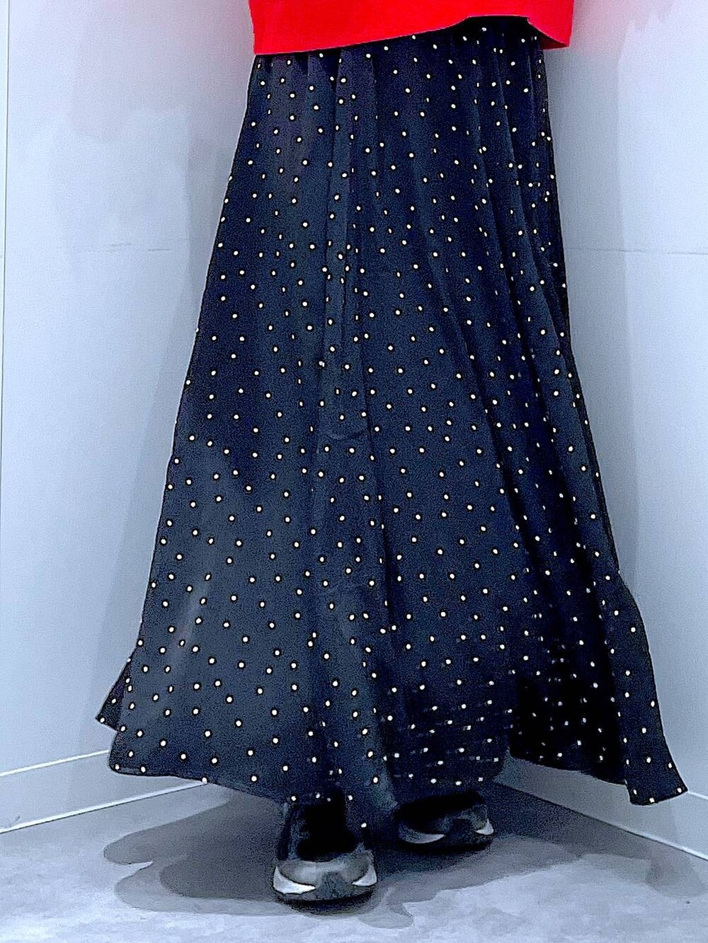 レッド系のスウェット、グレー系のシュシュを着用したレディースの春コーディネートの8枚目の写真