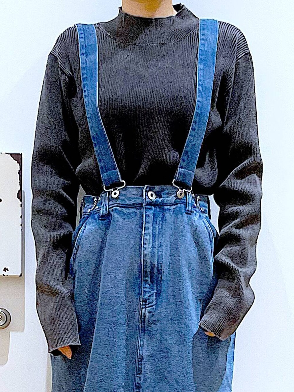 ブラック系のブーツ、ブラック系のショルダーバッグ、ブラック系のニット/セーターを着用したレディースの春コーディネートの7枚目の写真