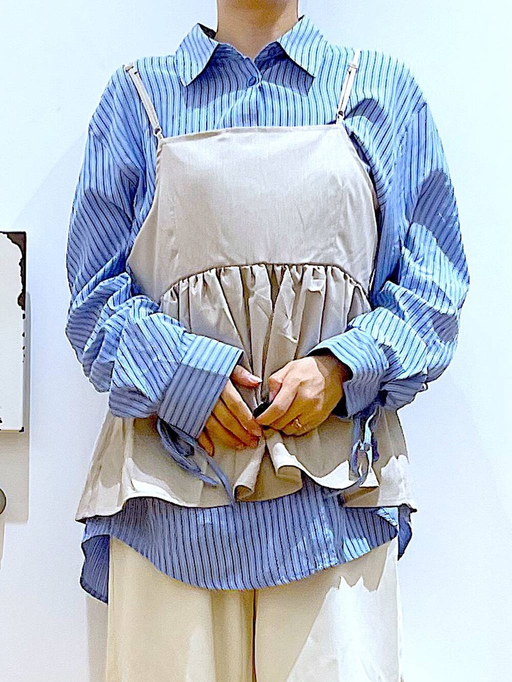 ベージュ系のトートバッグ、ホワイト系のパンプス、ホワイト系のその他パンツを着用したレディースの秋コーディネートの7枚目の写真