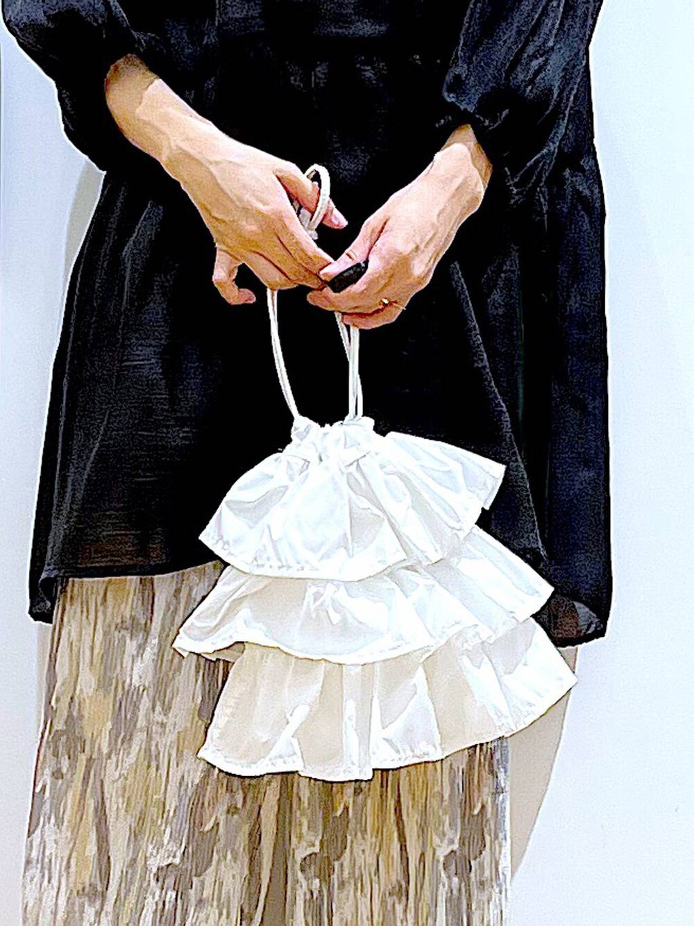 ホワイト系のショルダーバッグ、ブラック系のサンダル、ベージュ系のその他パンツを着用したレディースの夏コーディネートの9枚目の写真