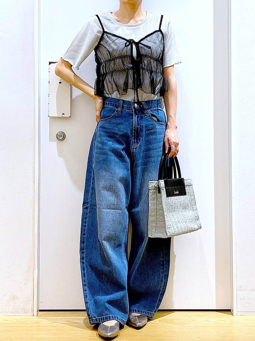 ブルー系のデニムパンツ、その他のパンプス、グレー系のショルダーバッグを着用したレディースの夏コーディネートの6枚目の写真