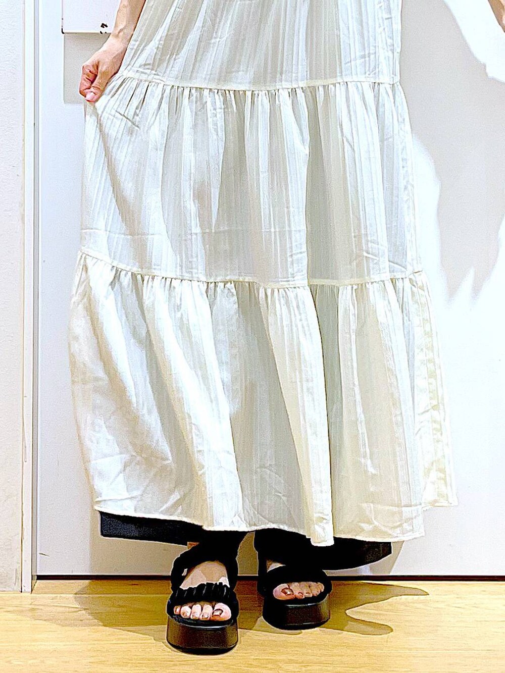 ブラック系のその他パンツ、ブラック系のTシャツ/カットソー、ブラック系のサンダルを着用したレディースの夏コーディネートの8枚目の写真