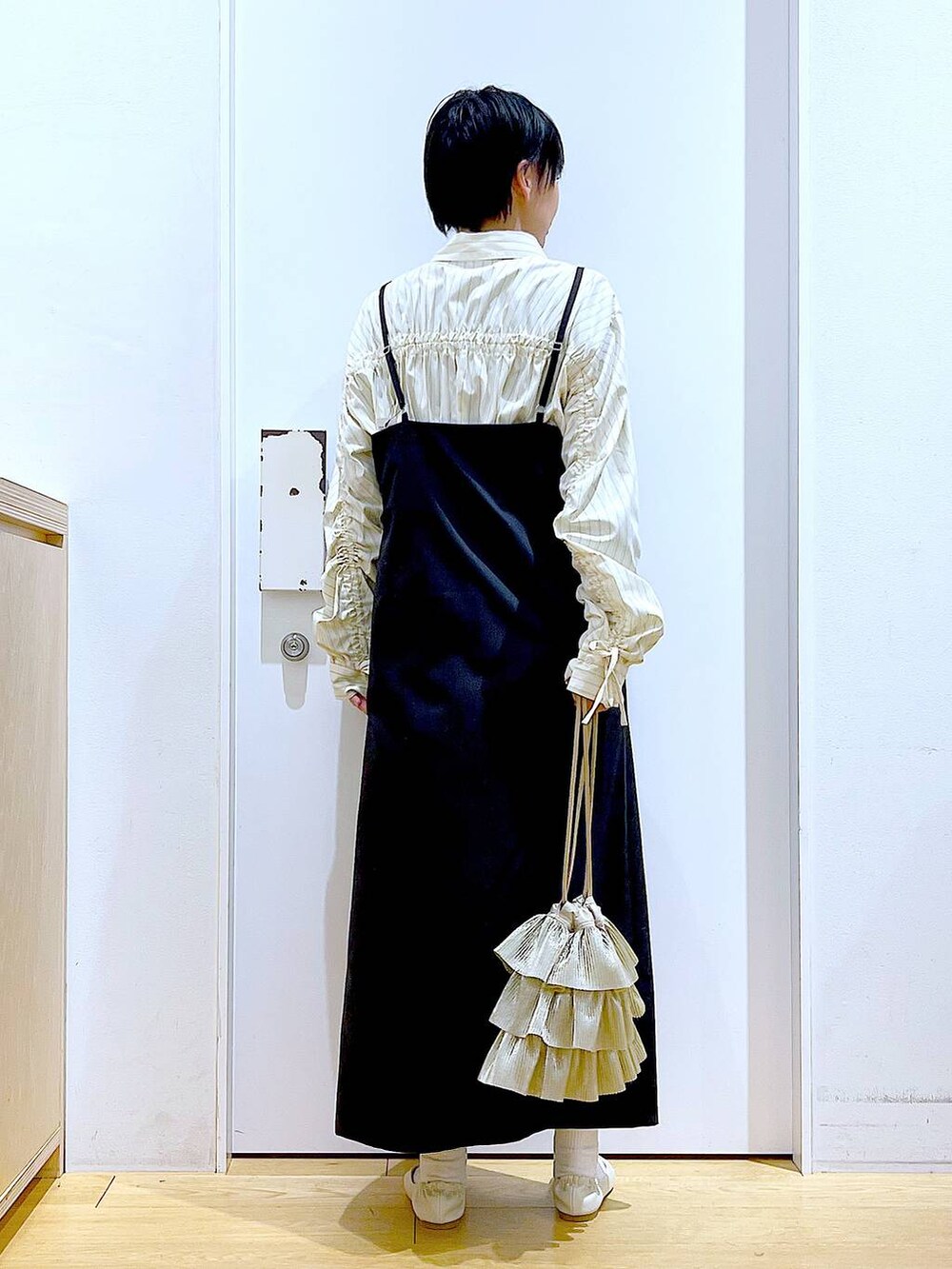 「リラックス、若見え、ゆったり、休日コーデ、骨格ウェーブ、LAKOLE、キャミワンピース、ワンピース、シャツ、シンプルコーデ、春コーデ、体型カバー、パンプス、フラットシューズ、ショルダーバッグ」｜「LAKOLEの【卒入式／オケージョンにも】スクエアギャザーフラットパンプス / 286480（パンプス、ホワイト系）」を使った、あおき@LAKOLE海老名さん（レディース・156cm）の春コーディネートの5枚目の写真
