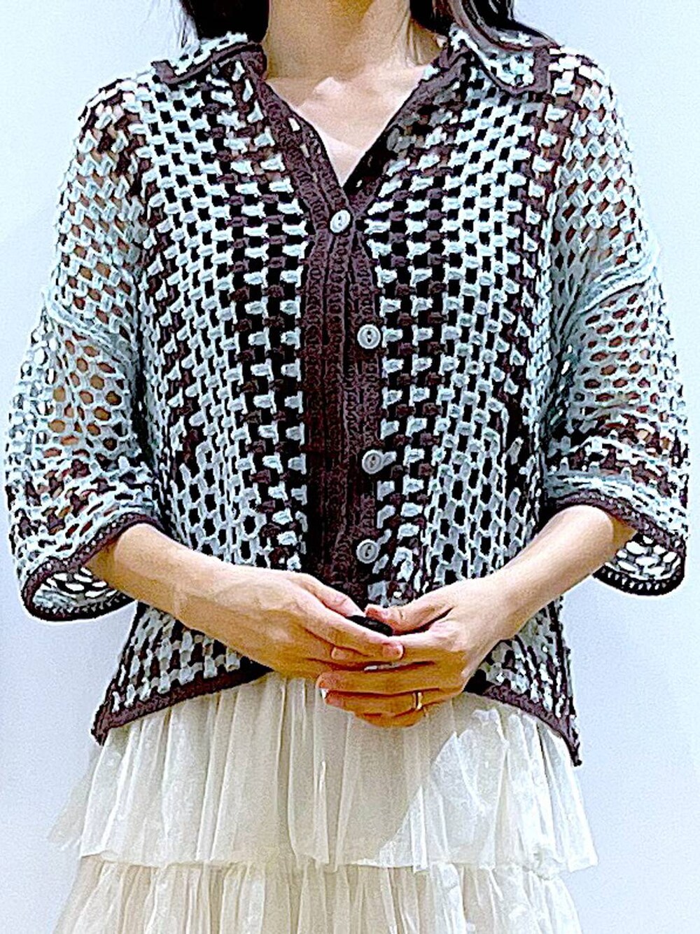 ホワイト系のサンダル、グリーン系のカーディガン/ボレロ、グレー系のトートバッグを着用したレディースの夏コーディネートの7枚目の写真