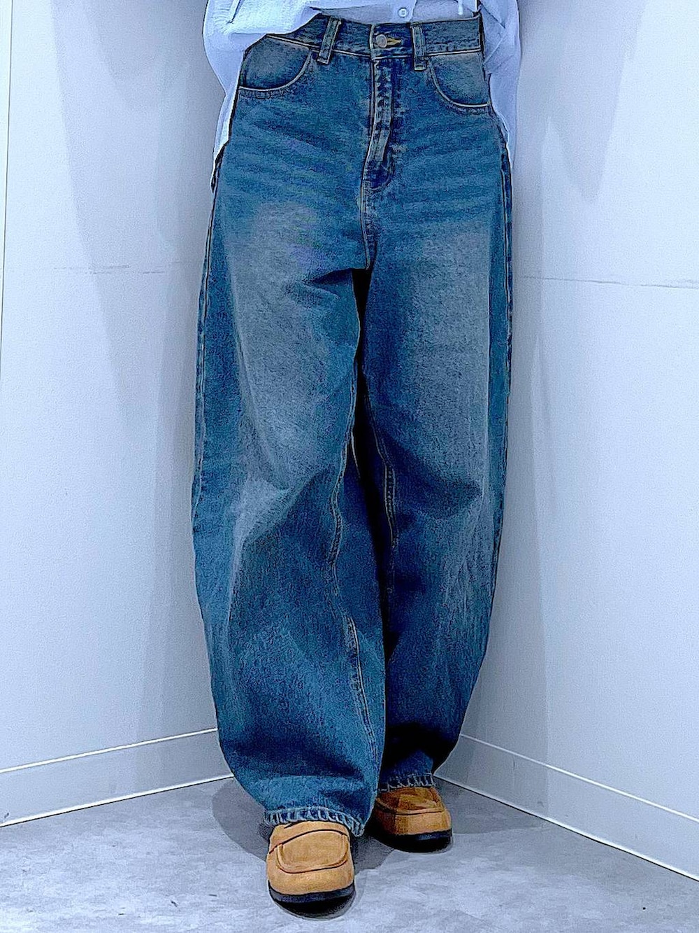 ブルー系のデニムパンツ、ベージュ系のローファー、ホワイト系のトートバッグを着用したレディースの春コーディネートの8枚目の写真