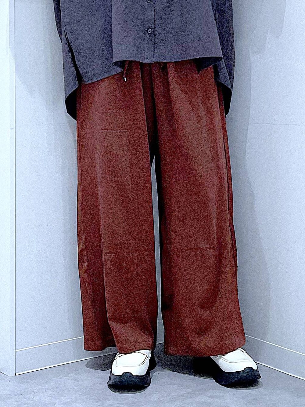 ホワイト系のローファー、ホワイト系のショルダーバッグ、ブラウン系のその他パンツを着用したレディースの秋コーディネートの8枚目の写真