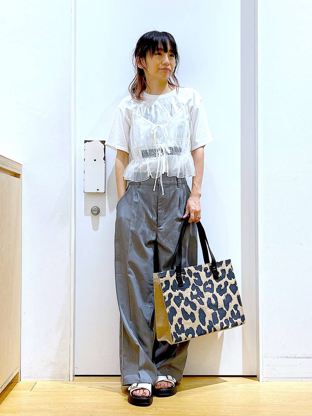 ホワイト系のサンダル、その他のトートバッグ、ホワイト系のキャミソールを着用したレディースの夏コーディネートの2枚目の写真