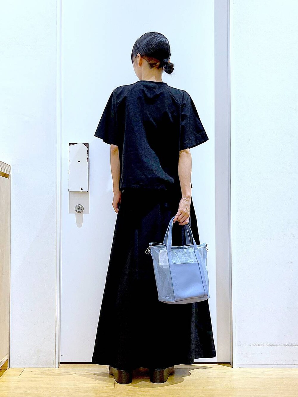 ブラック系のサンダル、ブラック系のTシャツ/カットソー、ブラック系のスカートを着用したレディースの夏コーディネートの5枚目の写真