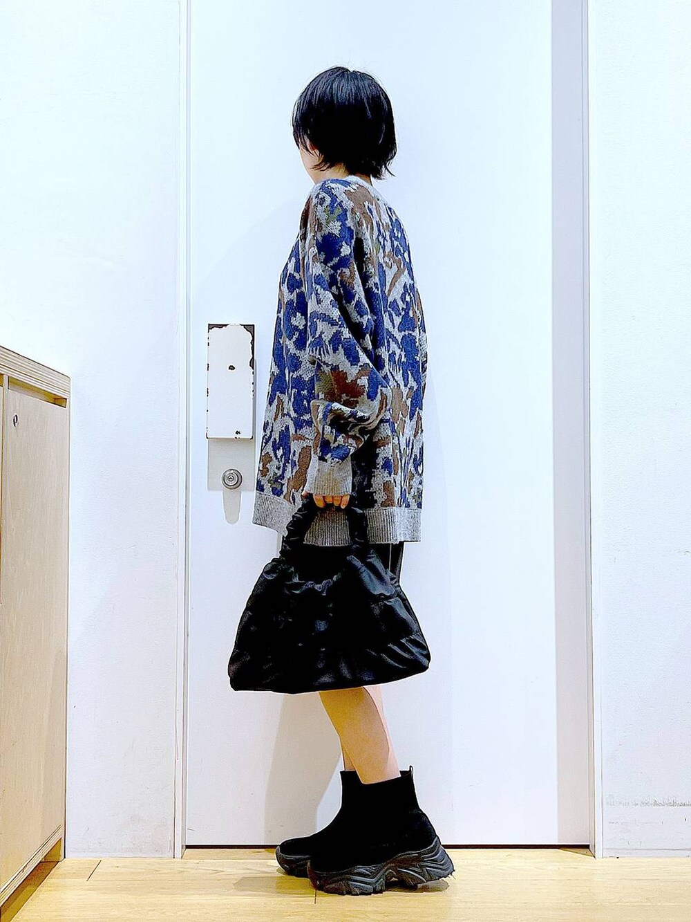 ブラック系のブーツ、ブラック系のショルダーバッグ、ブラック系のその他パンツを着用したレディースの秋コーディネートの3枚目の写真