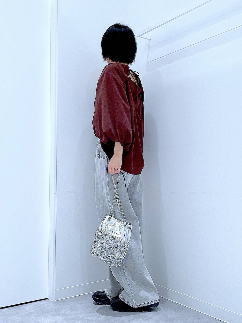 その他のショルダーバッグ、ブラック系のローファー、ブラウン系のシャツ/ブラウスを着用したレディースの秋コーディネートの3枚目の写真