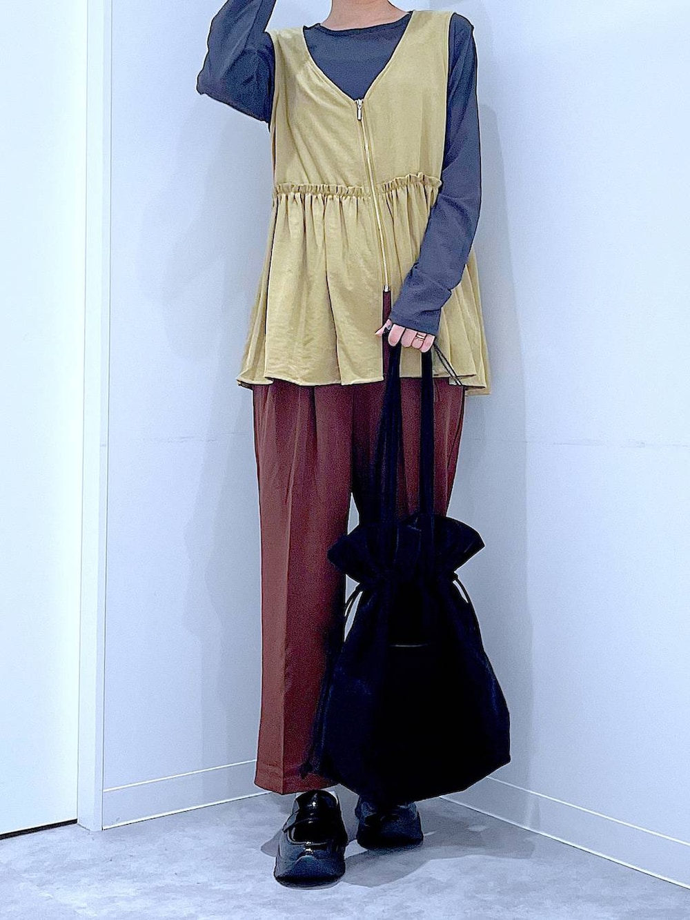 グレー系のTシャツ/カットソー、ブラック系のローファー、ブラック系のトートバッグを着用したレディースの秋コーディネートの6枚目の写真