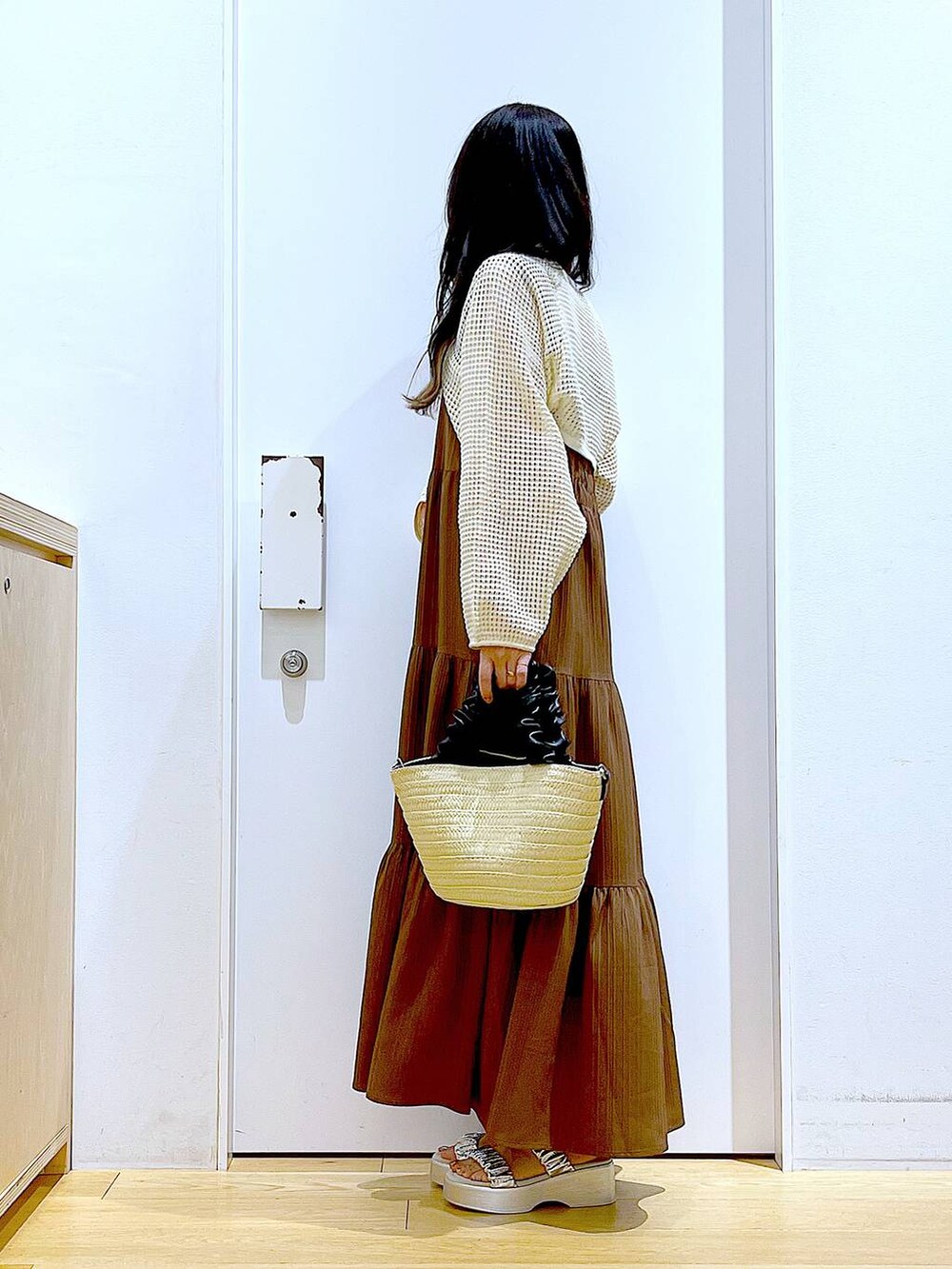 シルバー系のサンダル、ホワイト系のショルダーバッグ、ホワイト系のカーディガン/ボレロを着用したレディースの夏コーディネートの3枚目の写真