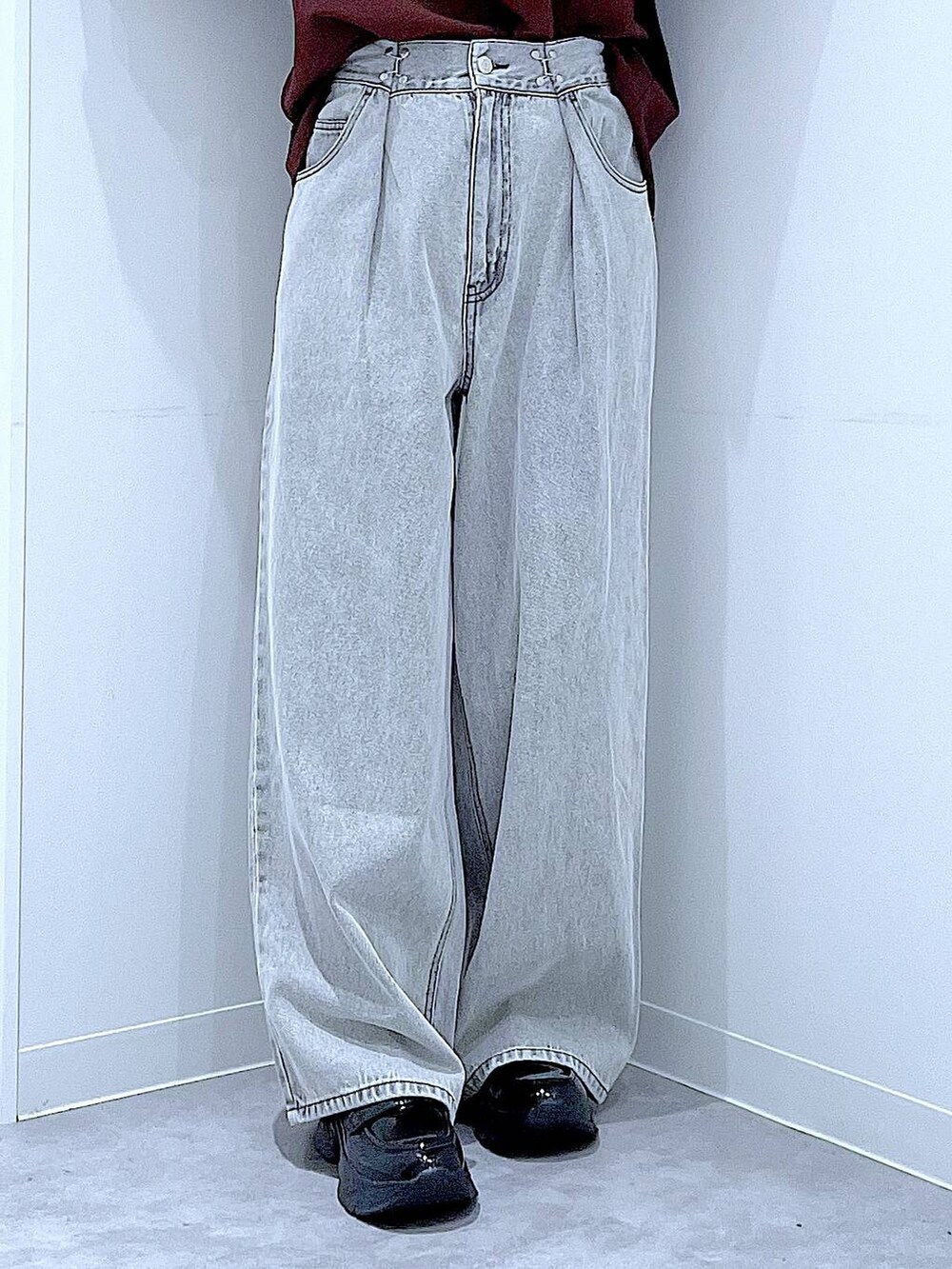 その他のショルダーバッグ、ブラック系のローファー、ブラウン系のシャツ/ブラウスを着用したレディースの秋コーディネートの8枚目の写真