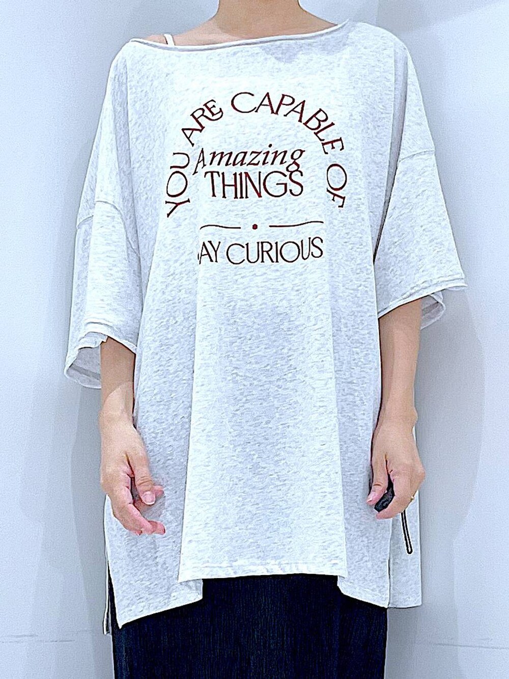 その他のショルダーバッグ、ブラック系のサンダル、グレー系のTシャツ/カットソーを着用したレディースの夏コーディネートの7枚目の写真
