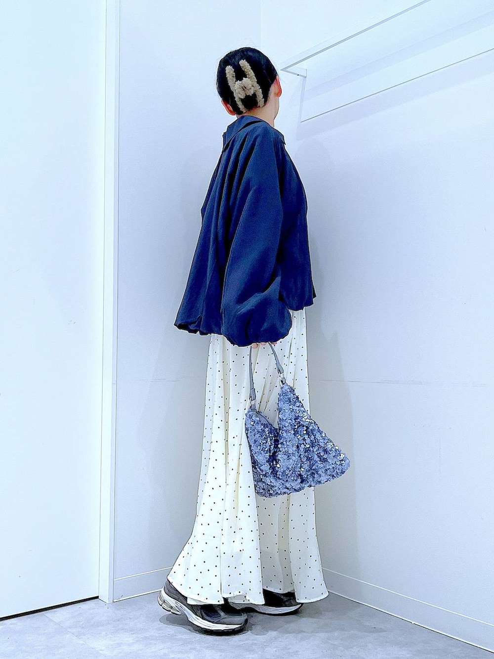 ブルー系のブルゾン、ブラック系のTシャツ/カットソー、ホワイト系のスカートを着用したレディースの春コーディネートの4枚目の写真