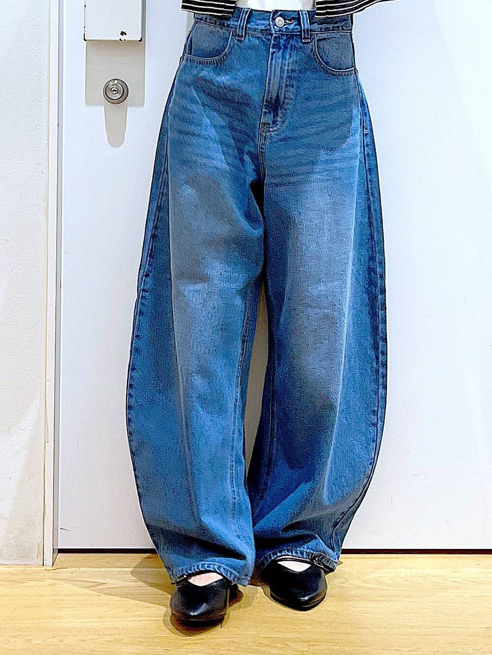 ブラック系のトートバッグ、ブルー系のデニムパンツ、その他のカーディガン/ボレロを着用したレディースの秋コーディネートの8枚目の写真