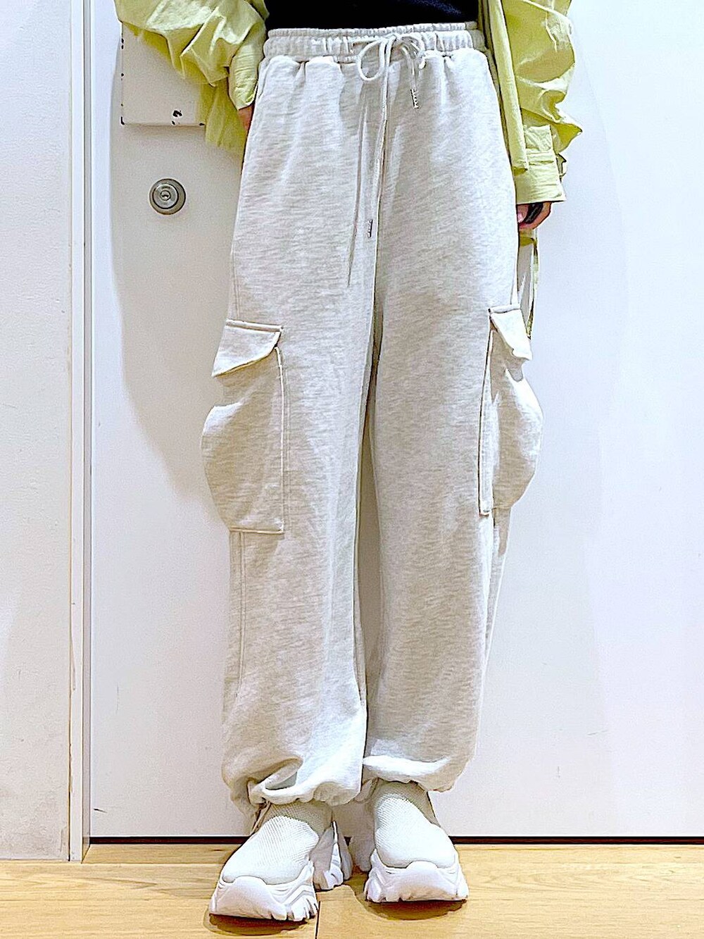 シルバー系のショルダーバッグ、ベージュ系のスウェットパンツ、グリーン系のシャツ/ブラウスを着用したレディースの春コーディネートの8枚目の写真