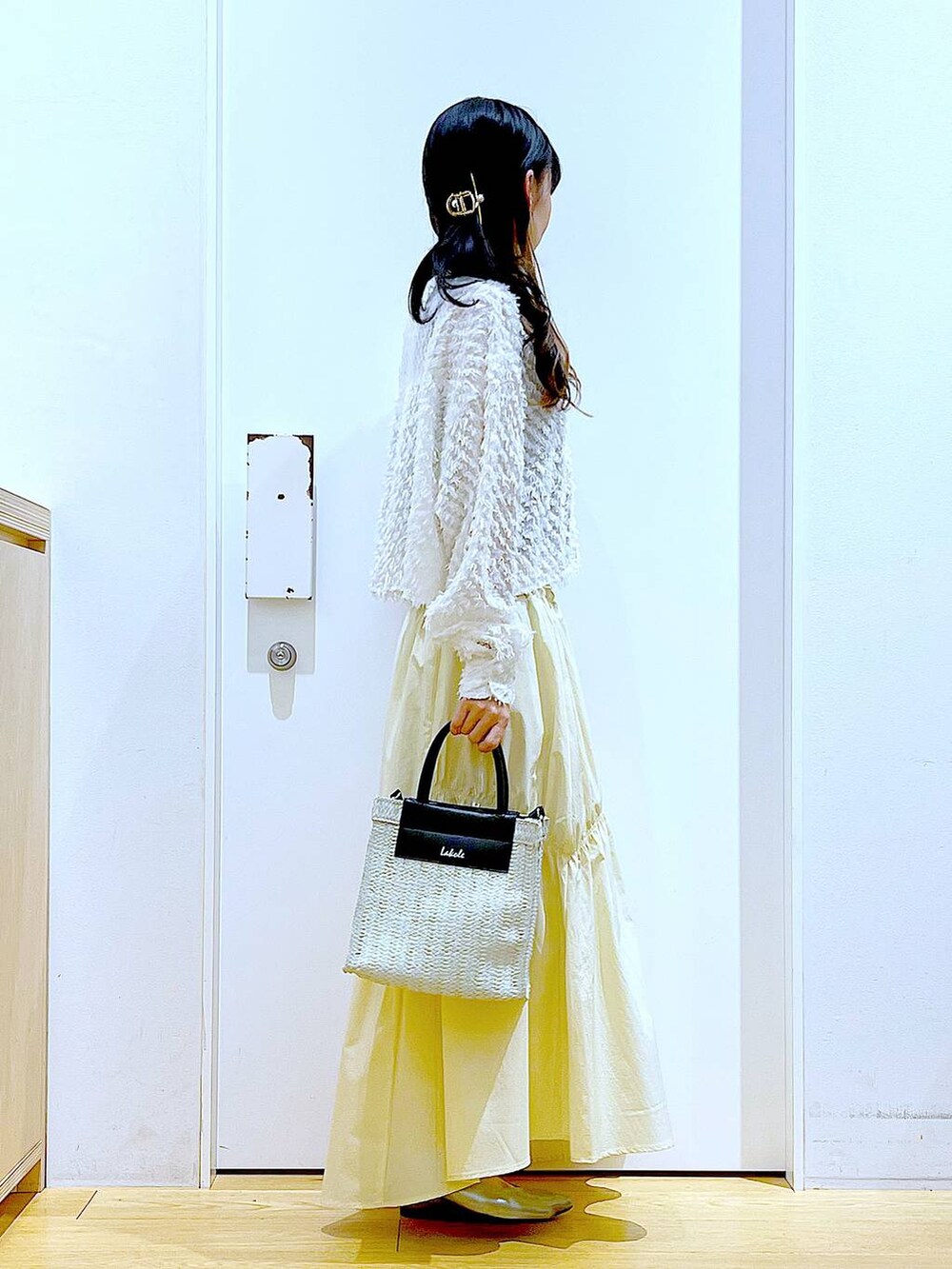 ホワイト系のシャツ/ブラウス、イエロー系のスカート、その他のパンプスを着用したレディースの春コーディネートの4枚目の写真