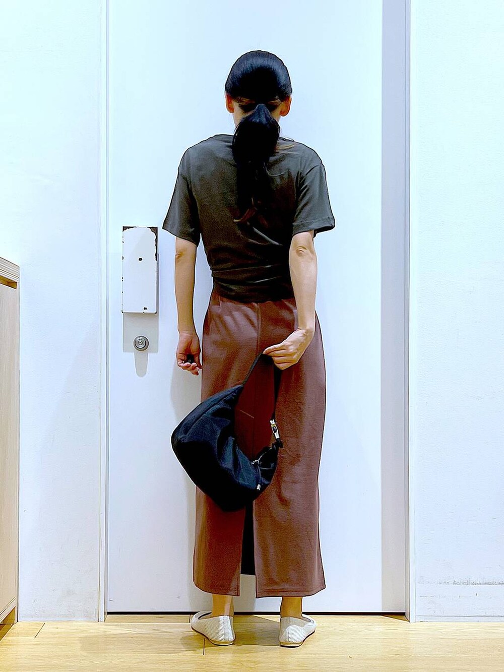 レッド系のワンピース、ブラック系のショルダーバッグ、ホワイト系のパンプスを着用したレディースの春コーディネートの5枚目の写真