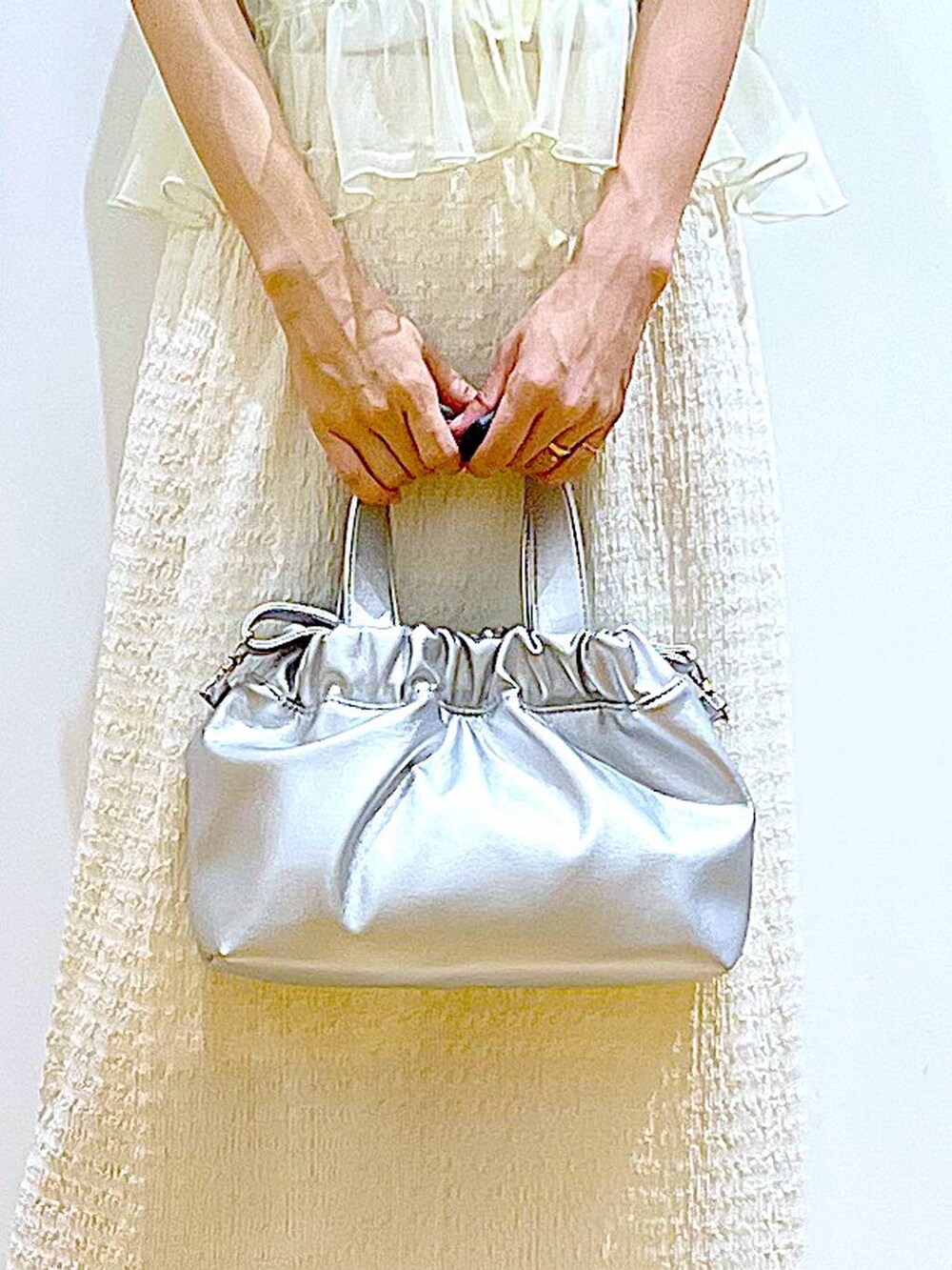 ホワイト系のサンダル、ホワイト系のTシャツ/カットソー、イエロー系のキャミソールを着用したレディースの夏コーディネートの9枚目の写真