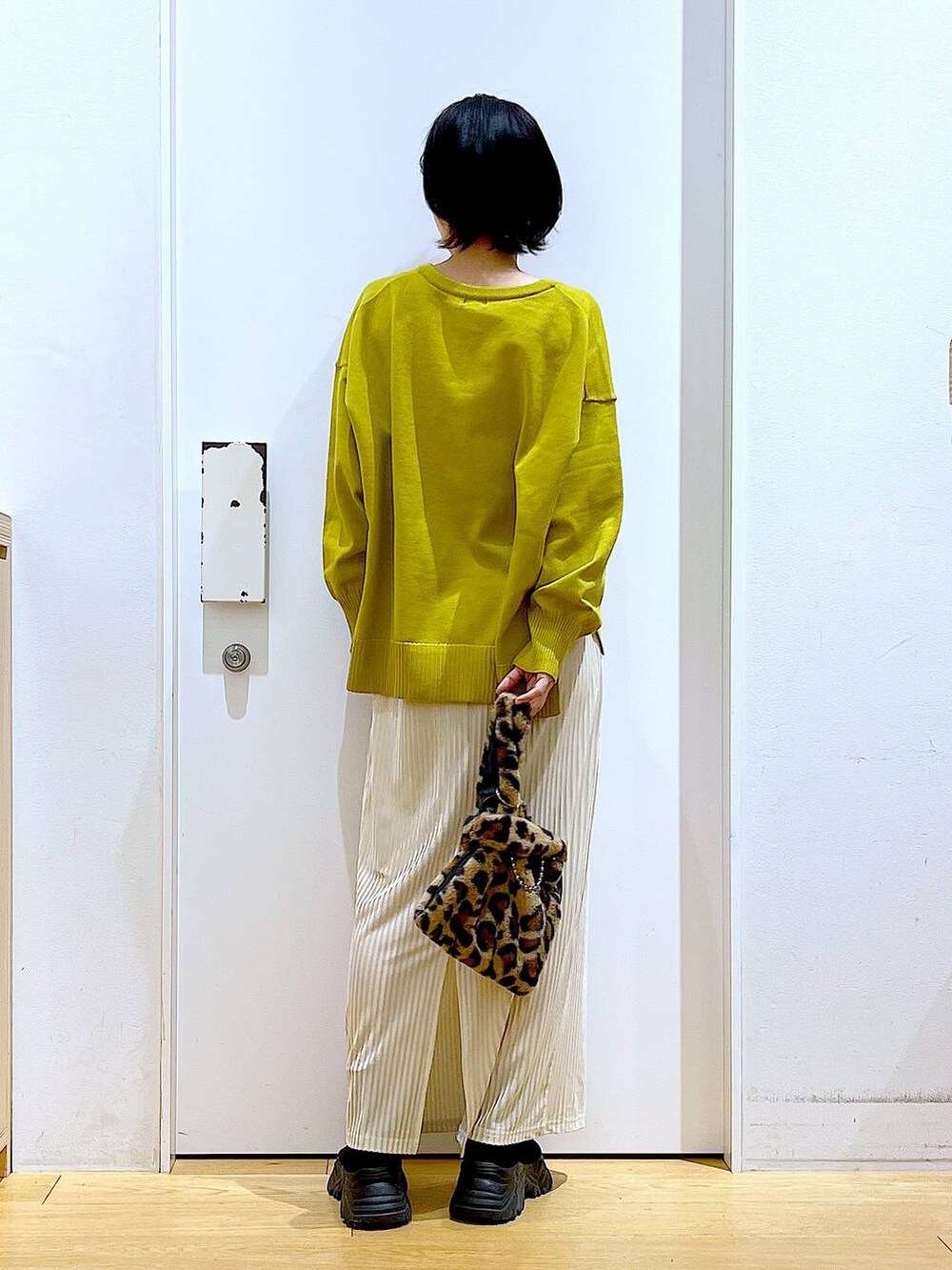 その他のショルダーバッグ、ホワイト系のスカート、ブラック系のブーツを着用したレディースの冬コーディネートの5枚目の写真