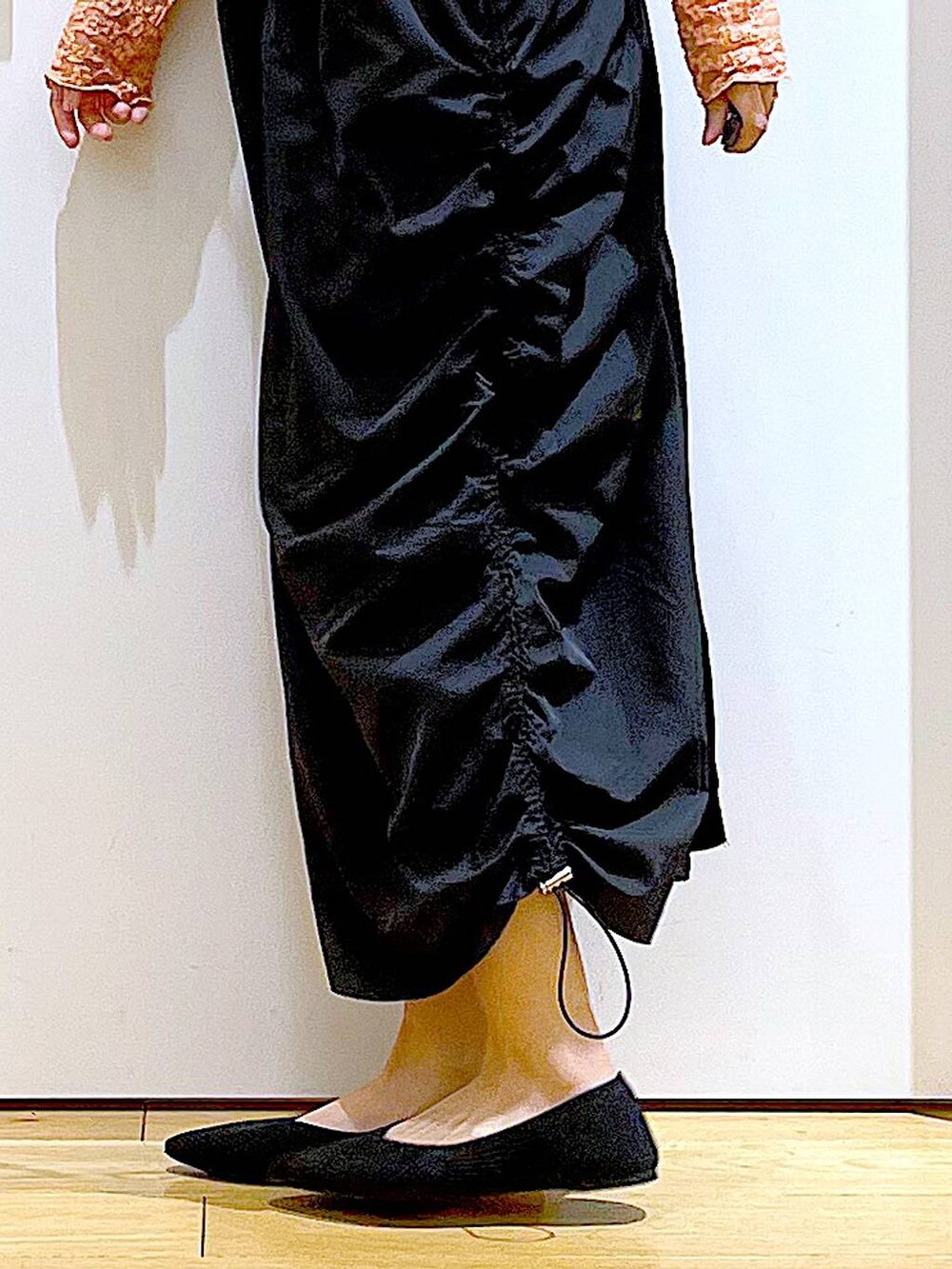 ブラック系のワンピース、ブラック系のショルダーバッグ、ブラック系のパンプスを着用したレディースの春コーディネートの8枚目の写真