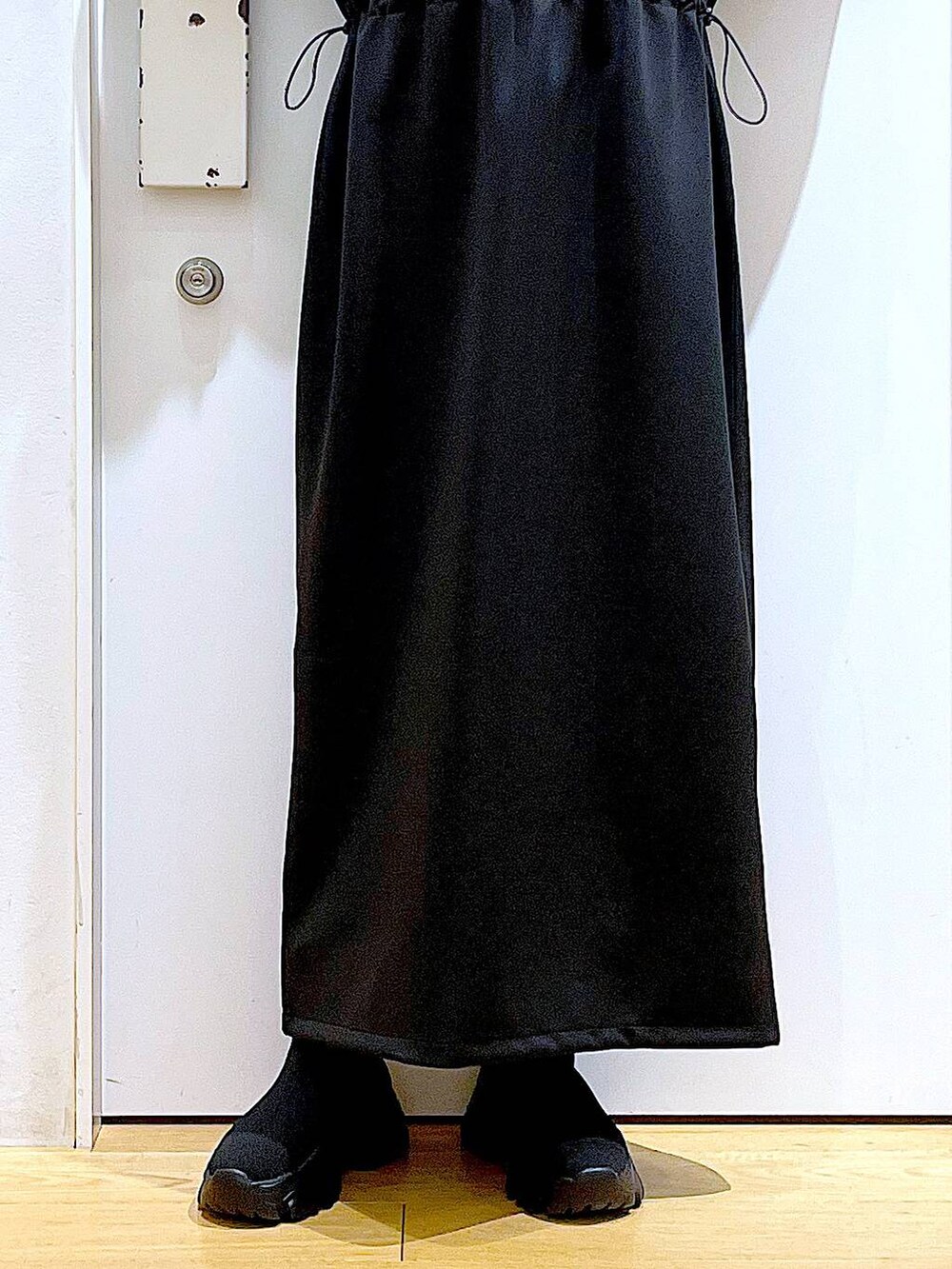 ブラック系のブーツ、ブルー系のショルダーバッグ、ブルー系のニット/セーターを着用したレディースの冬コーディネートの8枚目の写真