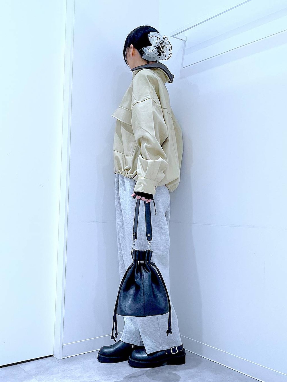 ブラック系のサンダル、ブラック系のショルダーバッグ、ベージュ系のブルゾンを着用したレディースの春コーディネートの3枚目の写真