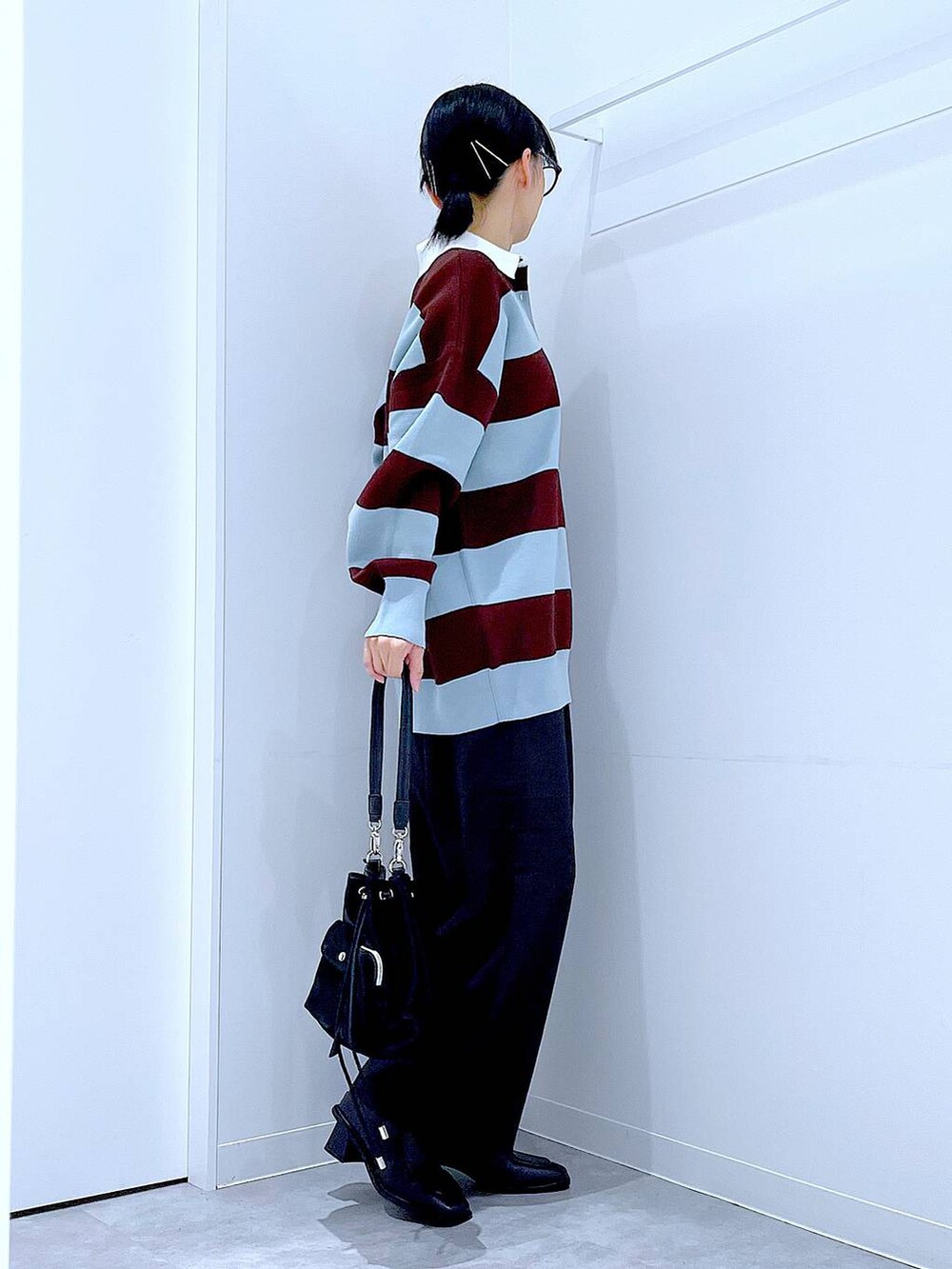 ブラック系のその他パンツ、ブラック系のショルダーバッグ、ブラウン系のニット/セーターを着用したレディースの秋コーディネートの4枚目の写真